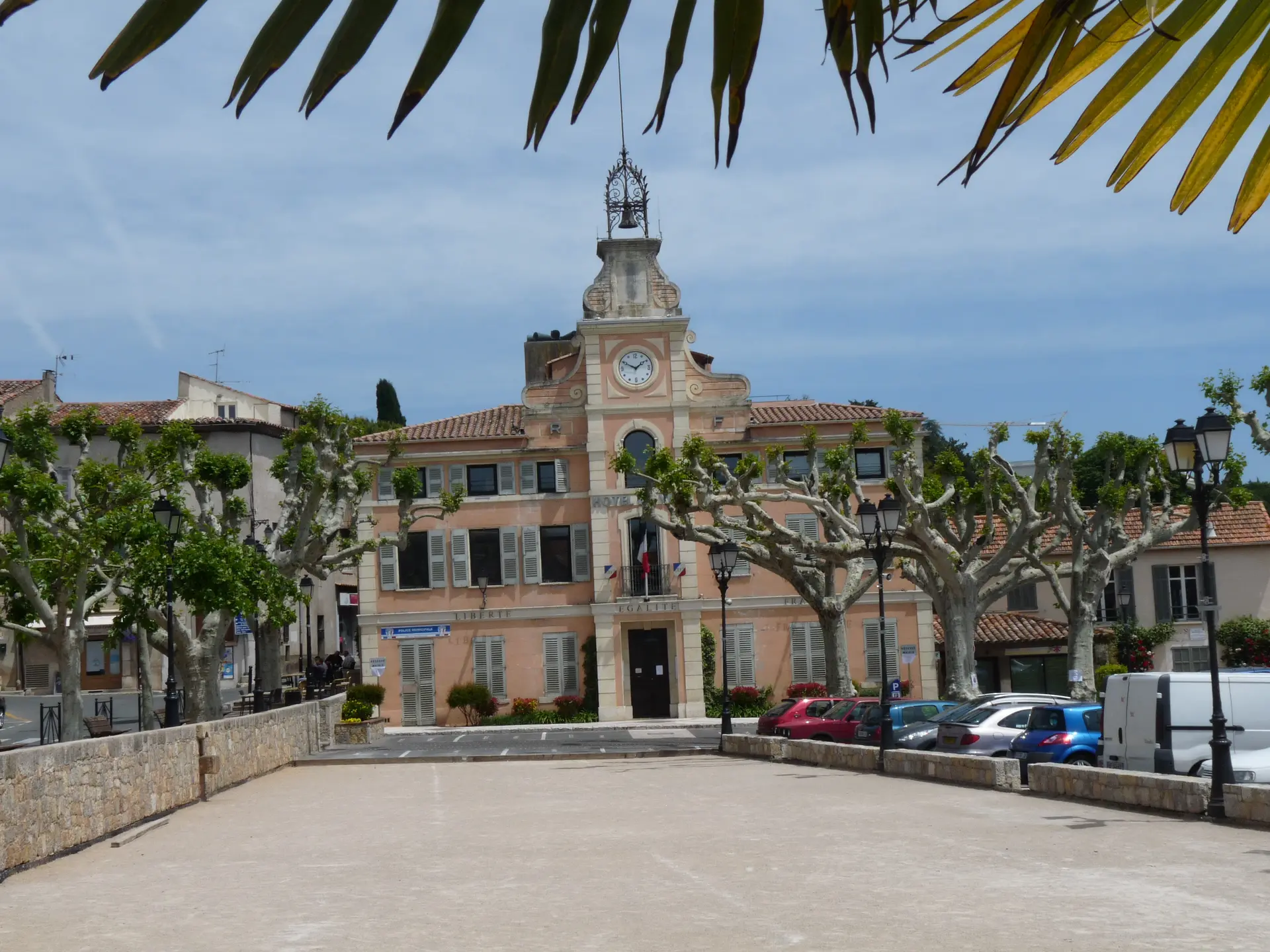 La place du Clos, sa mairie, son campanile