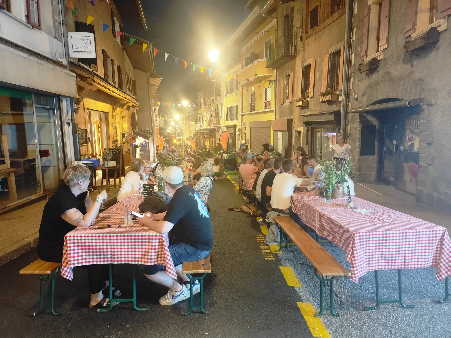 Repas en terrasse le soir