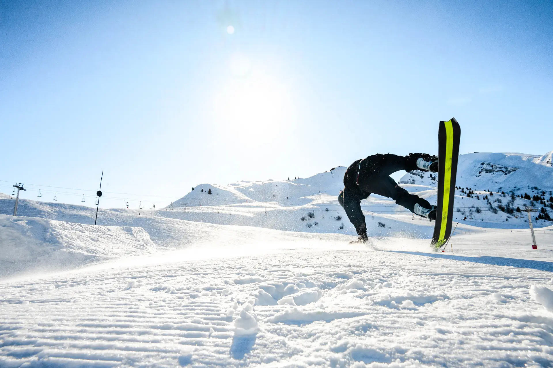 photo d'un snowboardeur sur le snowpark