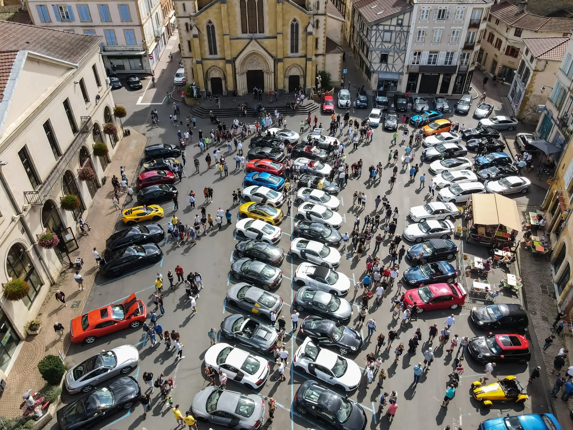 Rassemblement automobile à Charlieu - vue aérienne Place Saint-Philibert