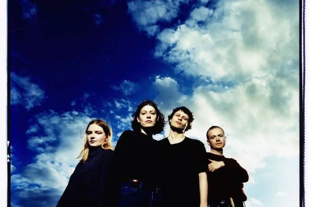 photo du groupe avec nuages blancs et ciel bleu