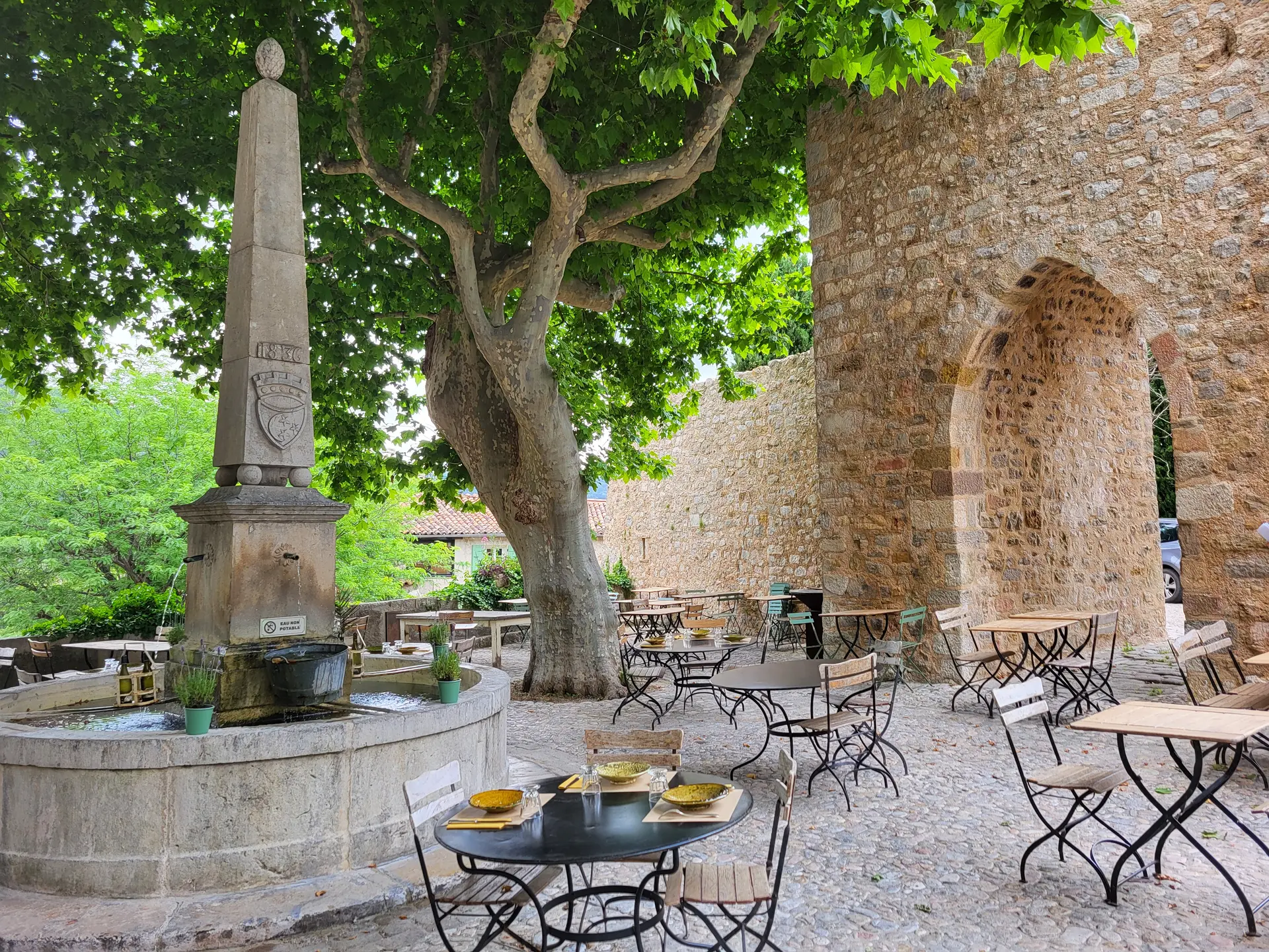 Fontaine d'Amont et Porte Sarrazine