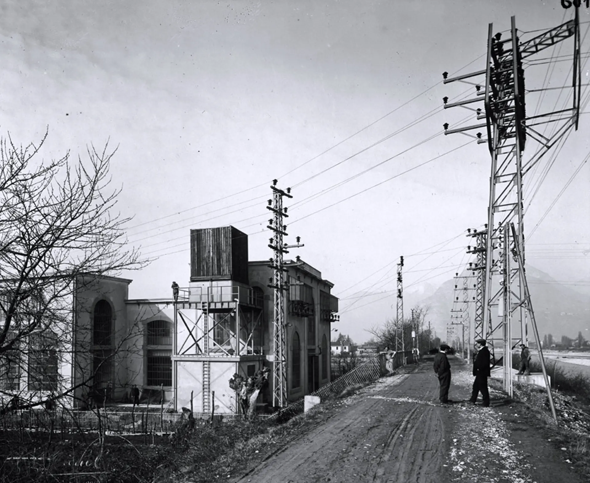Poste de transformation électrique et pylônes