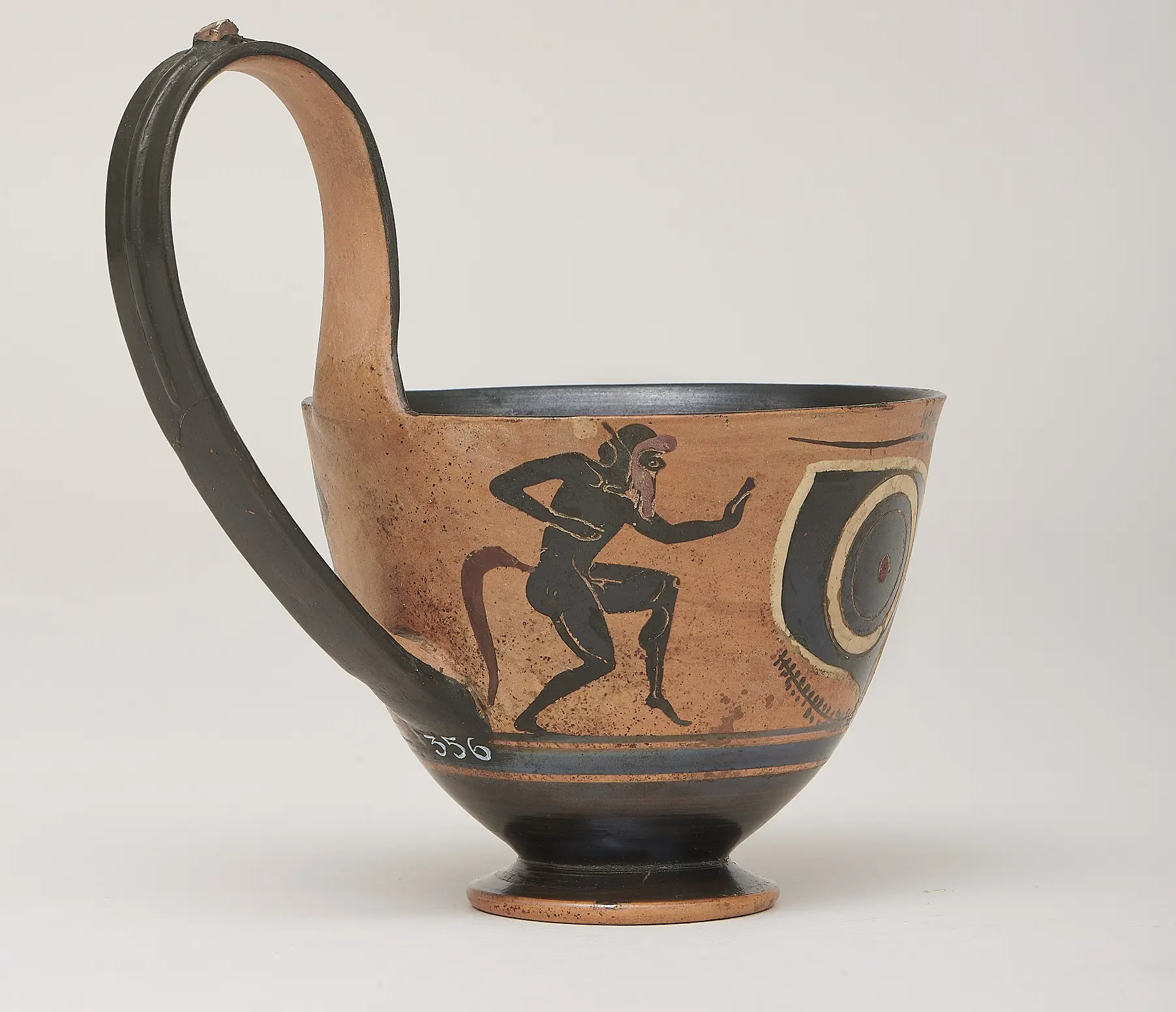 Kyathos : une ménade entre deux satyres, Ve siècle av. J.-C. - Ier siècle ap. J.-C. Collection BnF, département des Monnaies, médailles et antiques