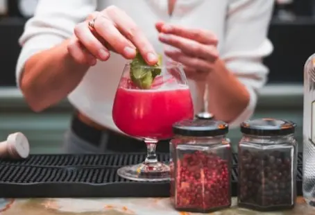 Un cocktail de couleur fuschia