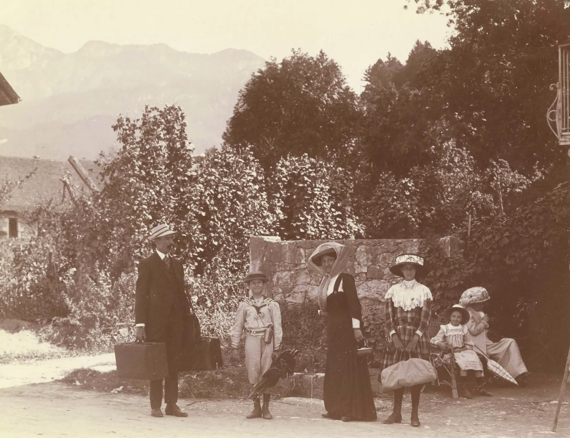 Photographie d'une famille - 46 Fi 128