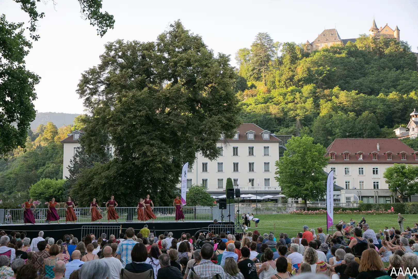 Un groupe de danseur sur la scène d'Uriage en danse.
