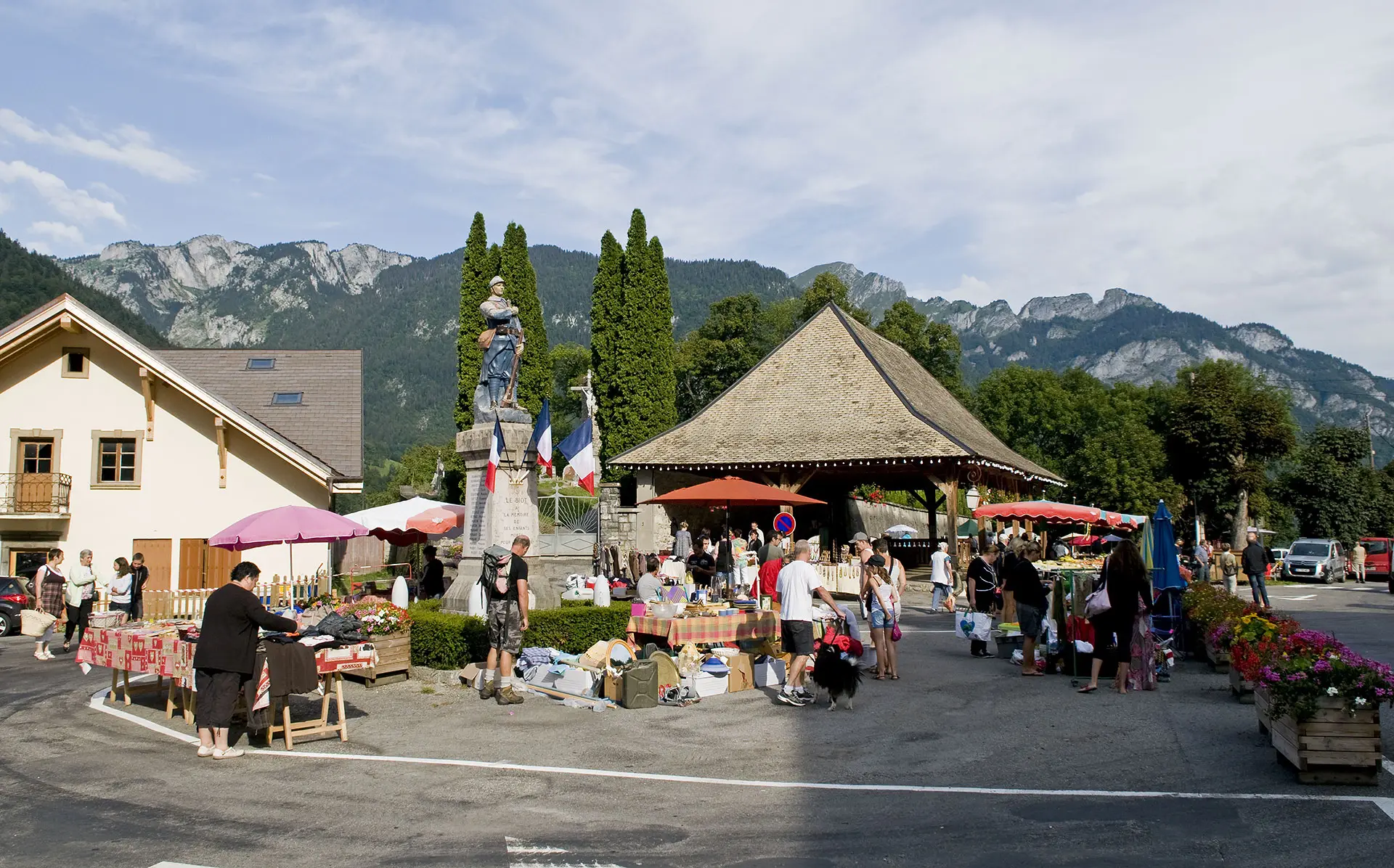 Foire à Tout au village du Biot.
