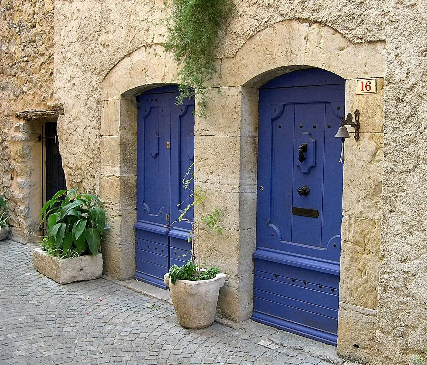 Linteaux gravés et portes anciennes