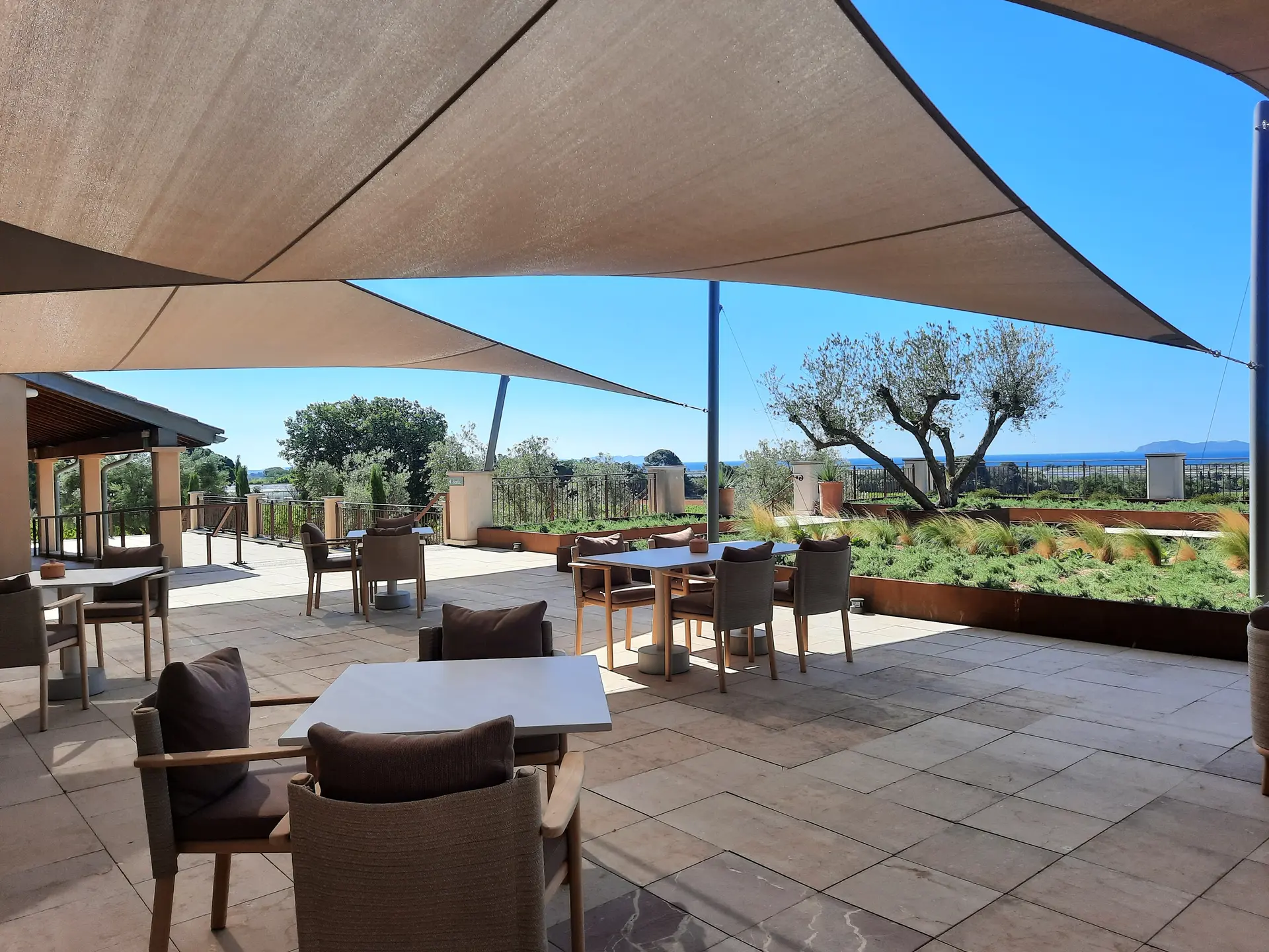 Accords en rosé by Château Galoupet en terrasse