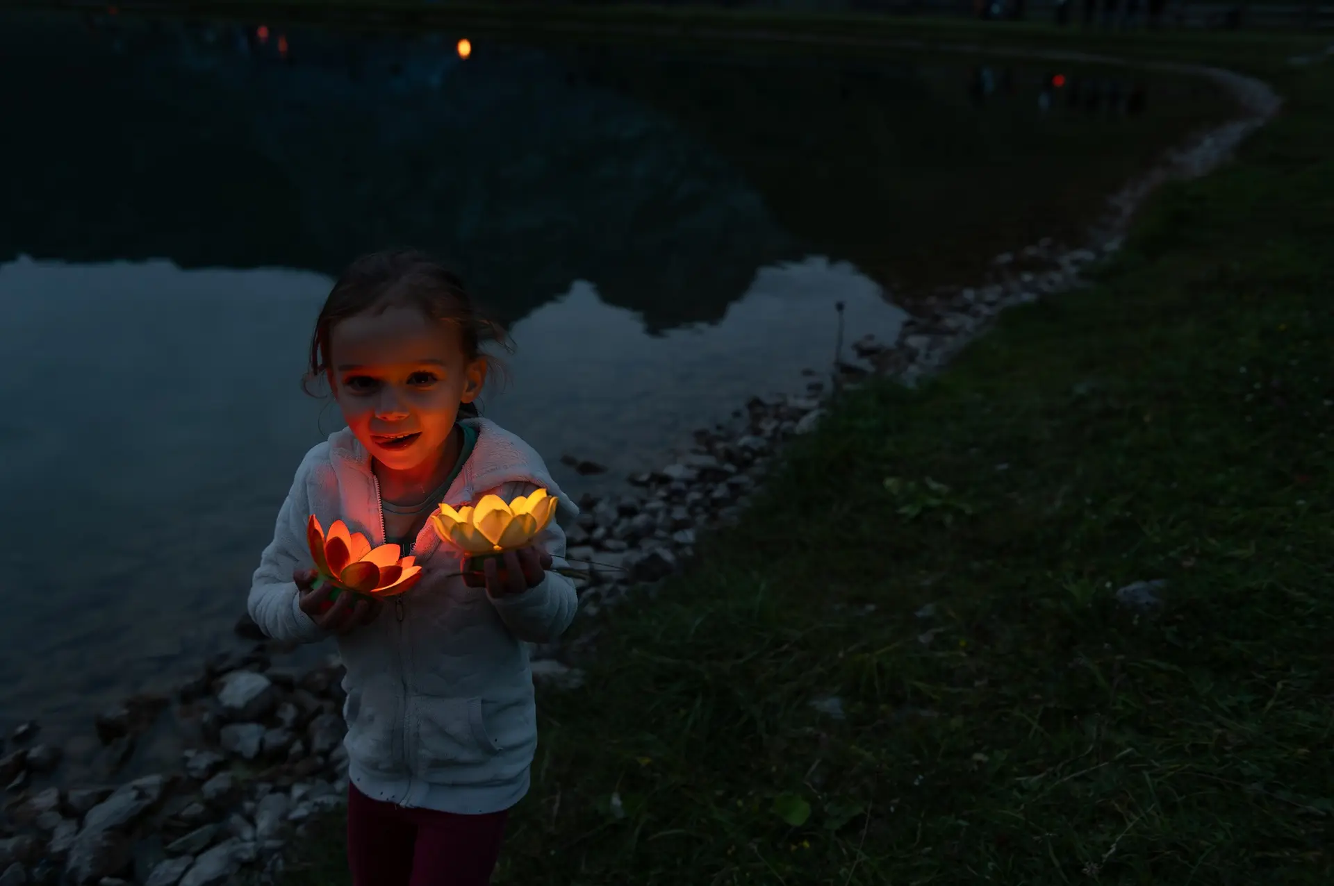 Petite fille avec des nénuphars lumineux