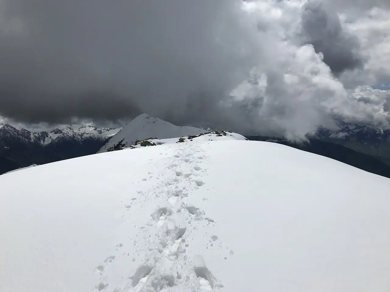 Traces de pas dans la neige