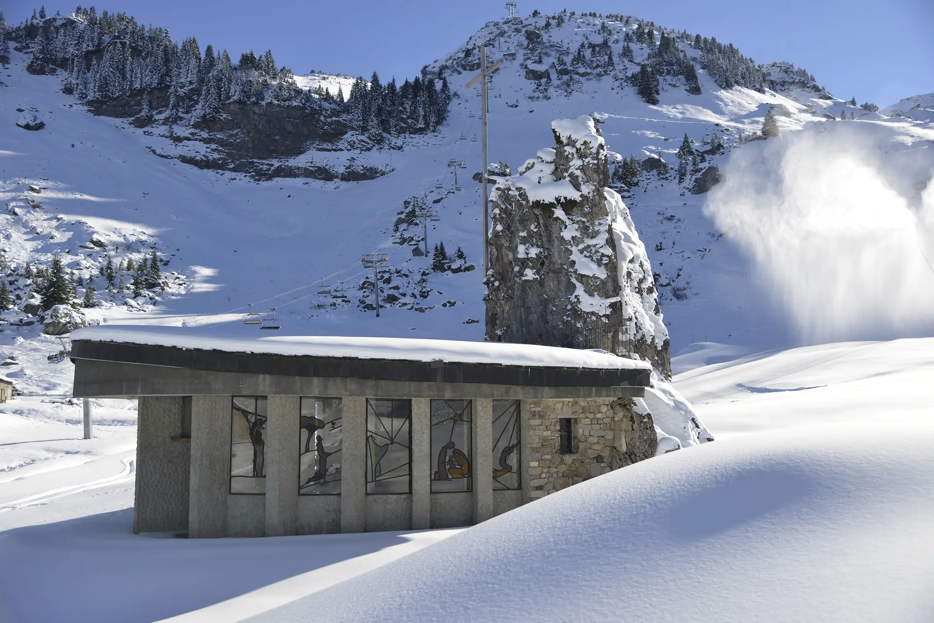 La Chapelle de Plaine Dranse en Hiver accessible par le télésiège de Pierre Longue en ski ou à pied