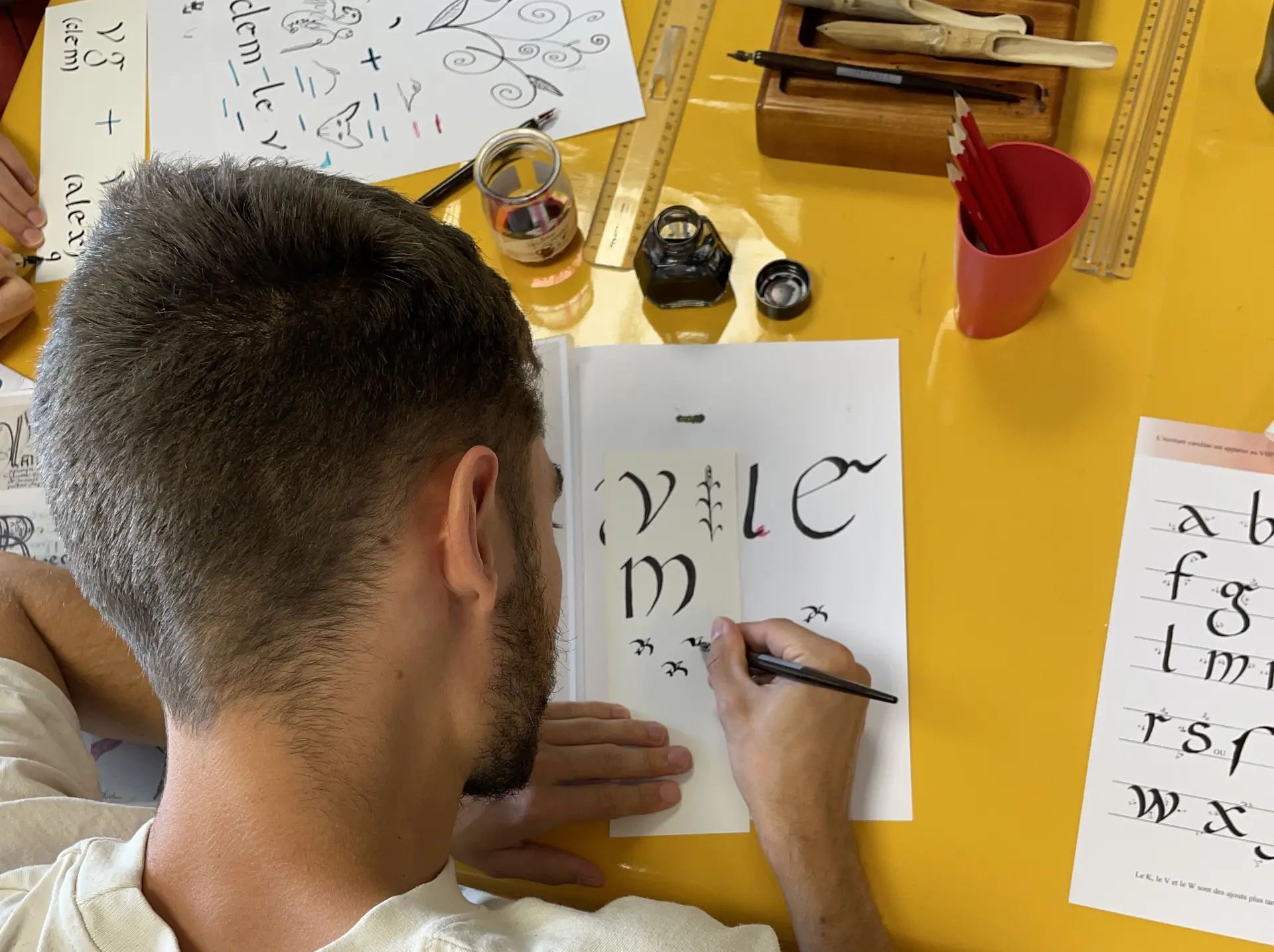 Un participant de l'atelier Calligraphie aux Archives départementales de la Haute-Savoie