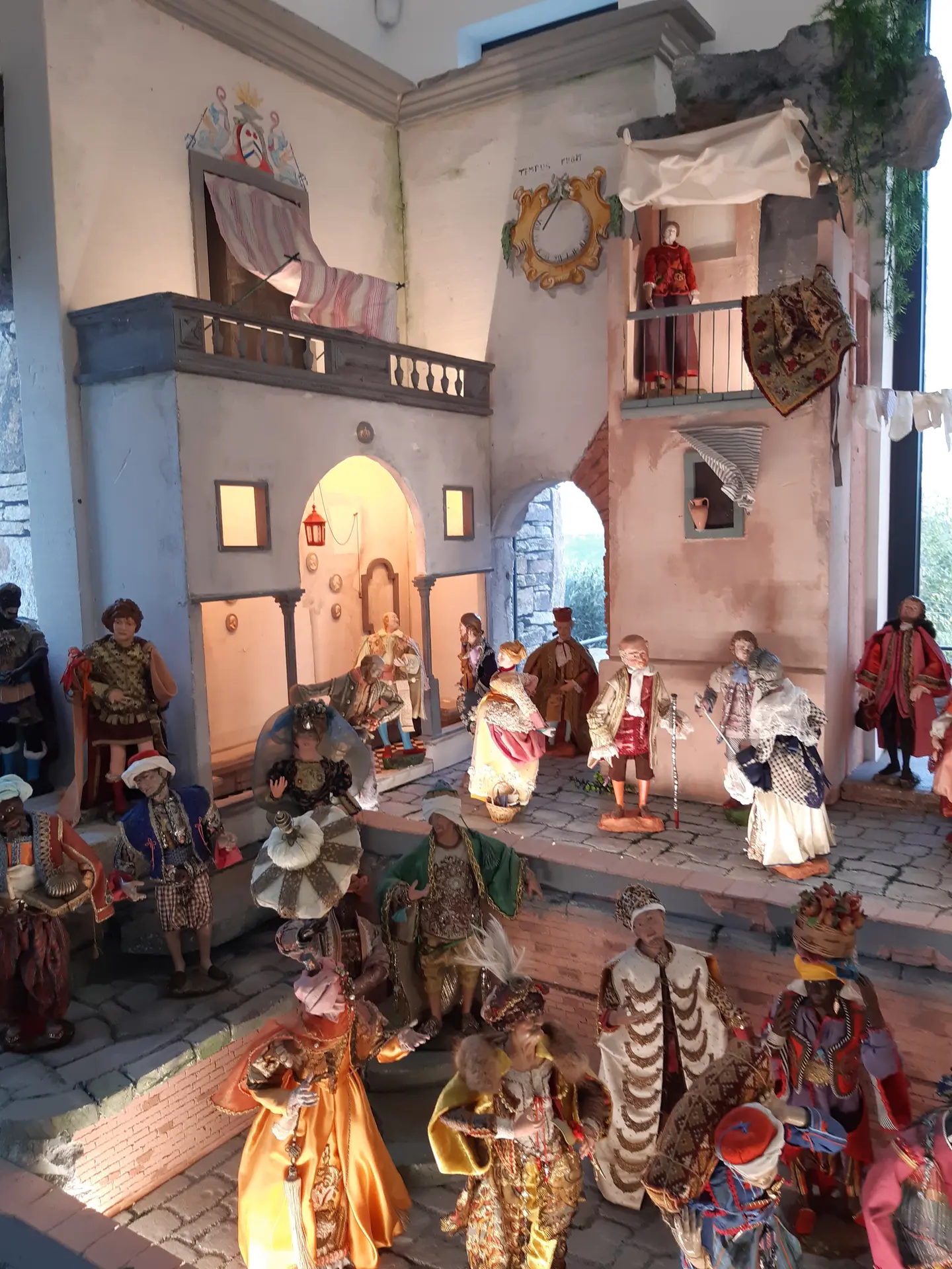La Crèche napolitaine de Christian Léandre Ganga : entre exubérance baroque, dévotion populaire et théâtralité profane_Gassin