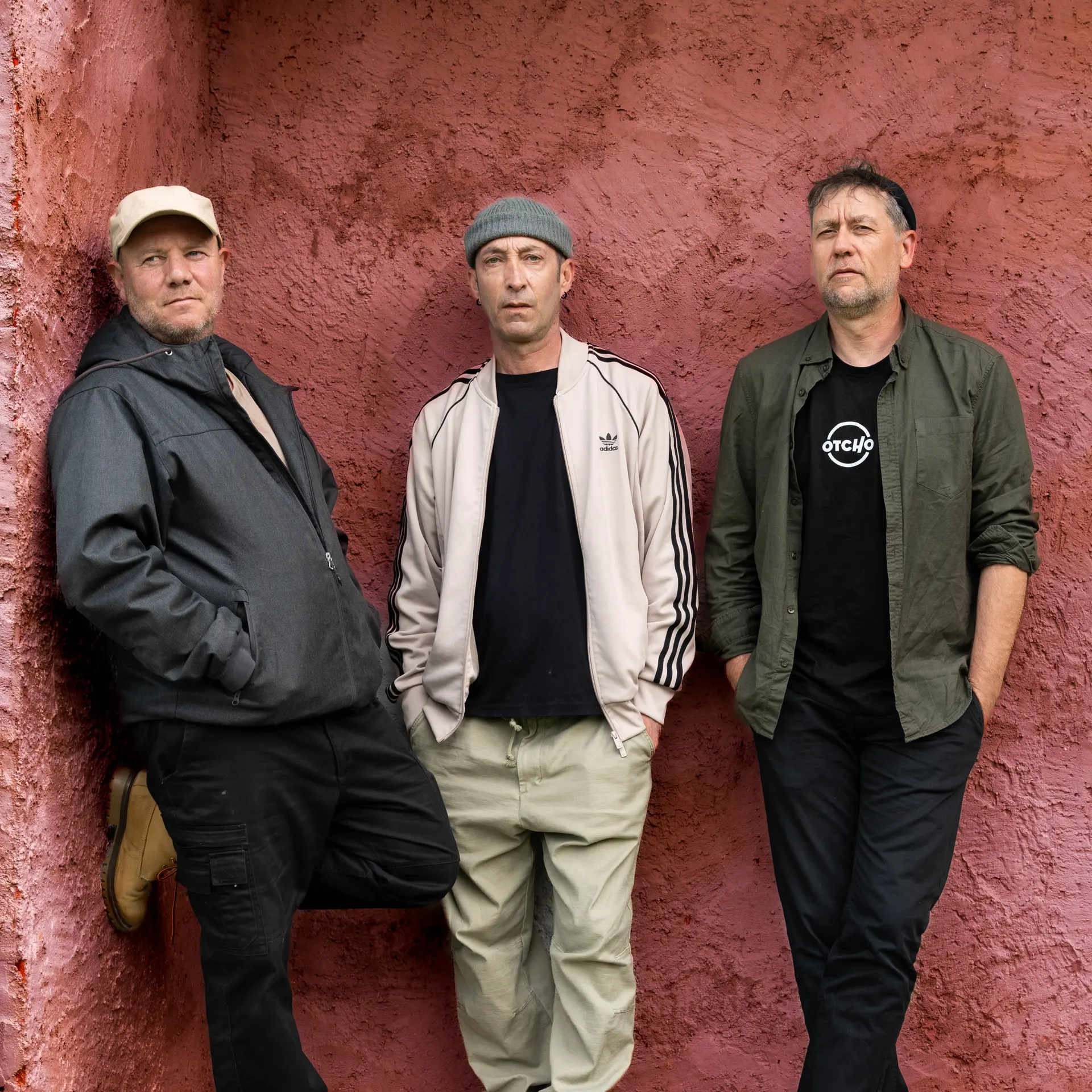 Portrait en pied du trio OTCHO
