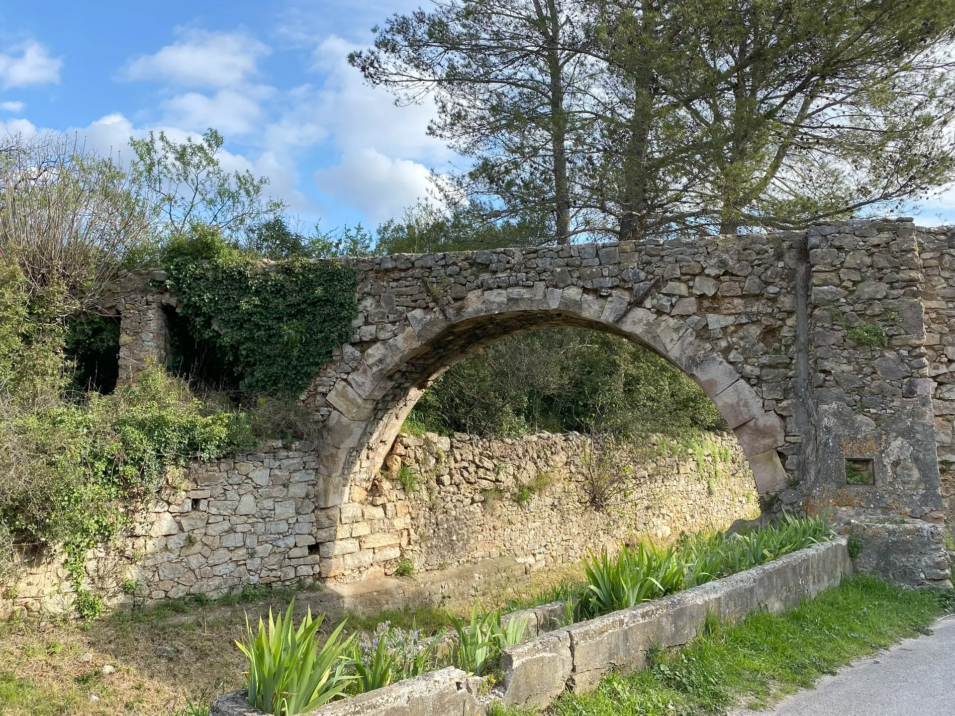 L'aqueduc des Cinq-Ponts à Cuers
