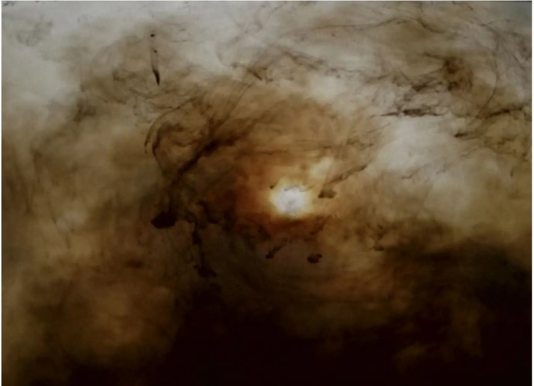 « Ferdinandea : Premonitions », 2021 (capture de la vidéo). Film 16 mm, muet, 4 min 24s. Courtesy Chantal Crousel Consulting - Paris, Galerie Elisabeth and Reinhard Hauff - Stuttgart © Clément Cogitore « Ferdinandea : Premonitions », 2021 (capture de la vidéo). Film 16 mm, muet, 4 min 24s. Courtesy Chantal Crousel Consulting - Paris, Galerie Elisabeth and Reinhard Hauff - Stuttgart © Clément Cogitore