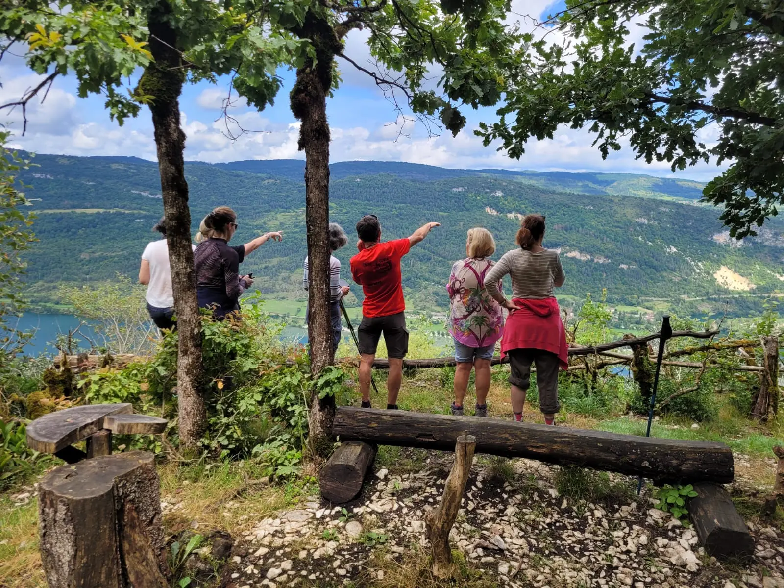 Un groupe de randonneurs au dessus du lac de Nantua