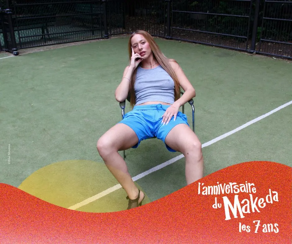 l'artiste assise sur une chaise