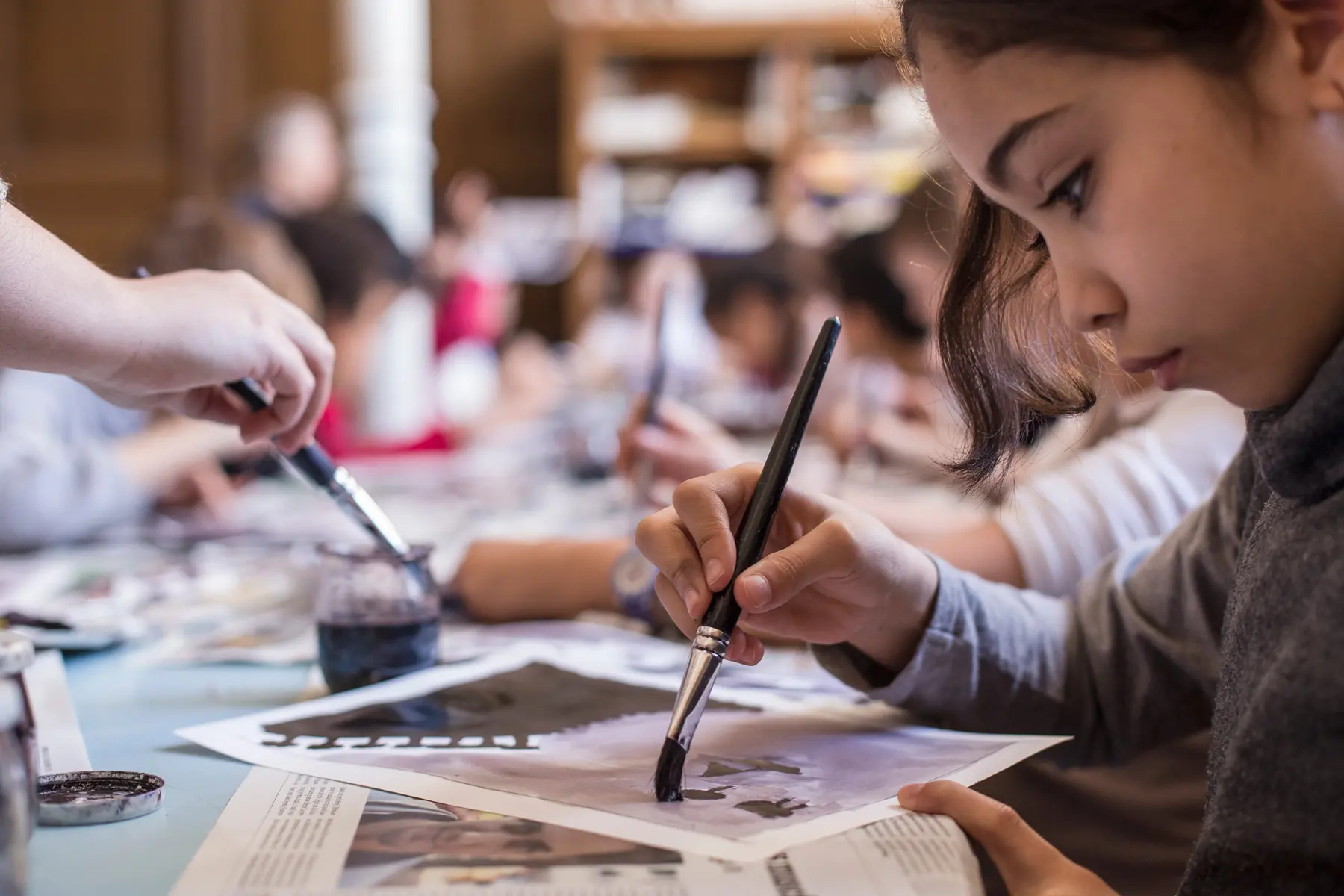 Atelier en famille – Pataugeons dans la peinture