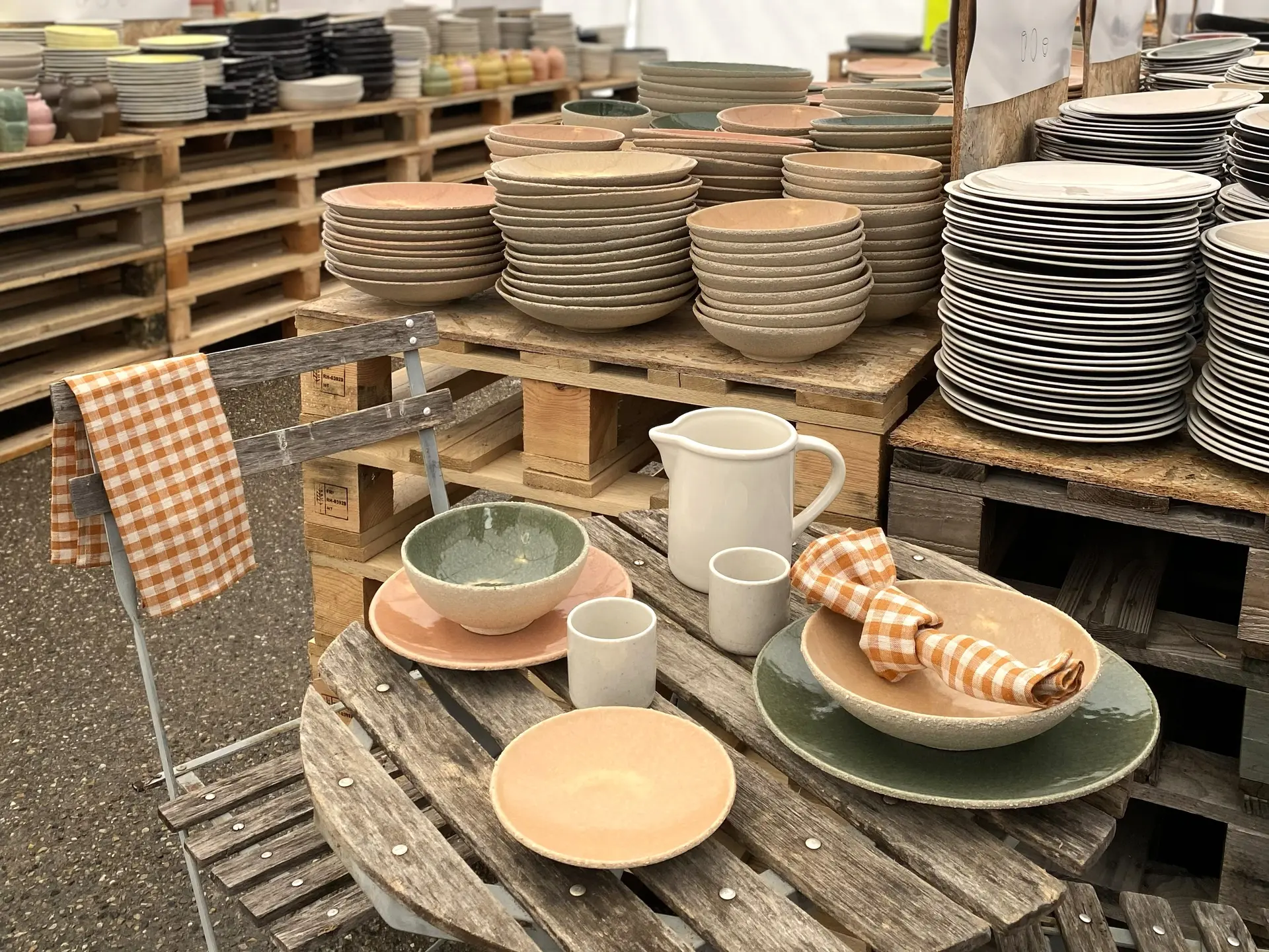 Une photo représentant de la vaisselle en céramique