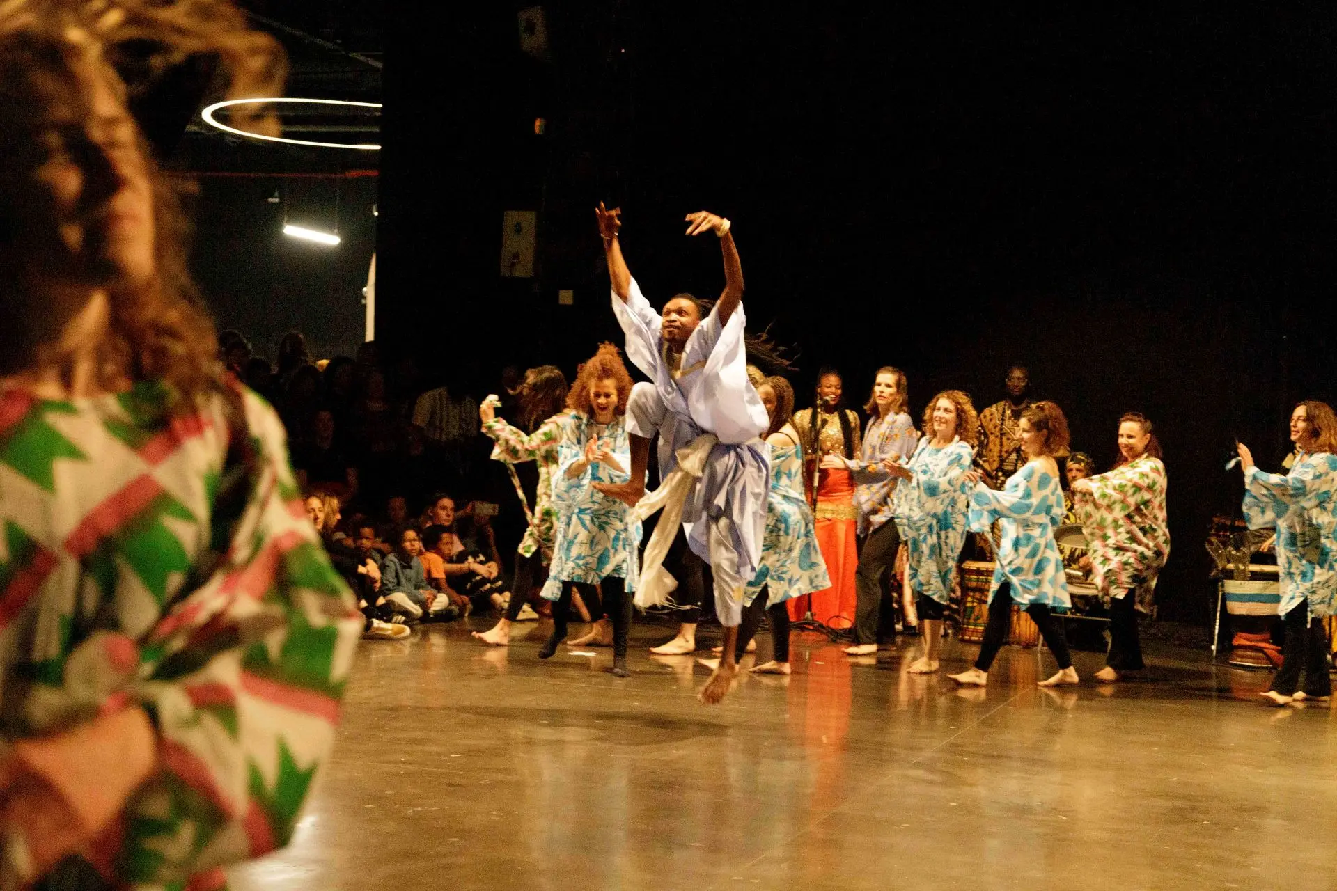 artistes en scène qui dansent