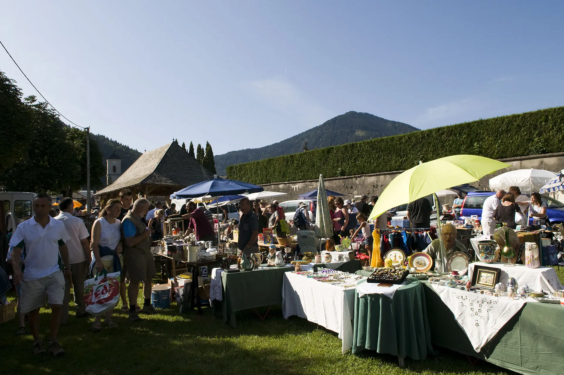 Foire à Tout au village du Biot.
