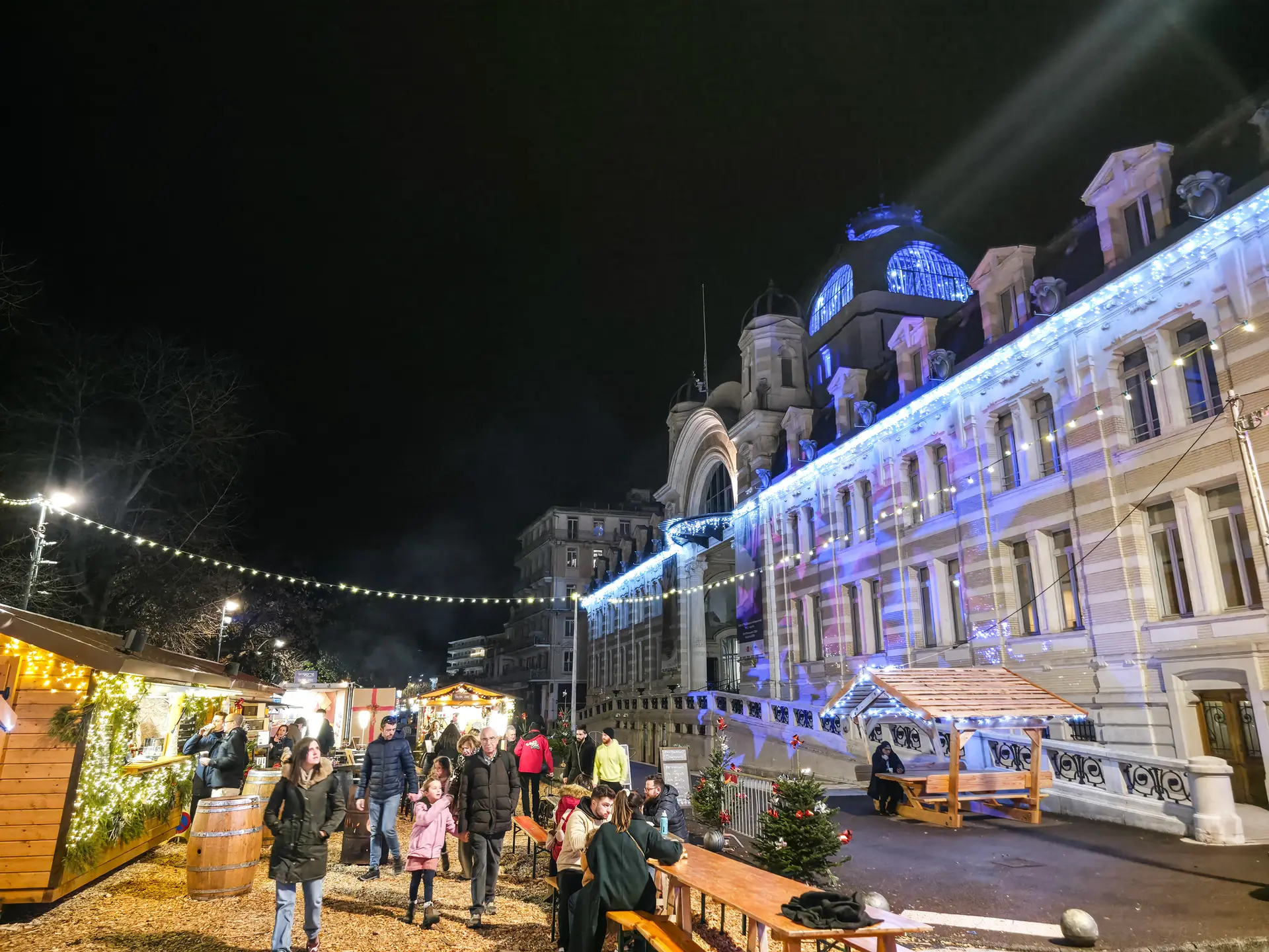 devant le Palais Lumière