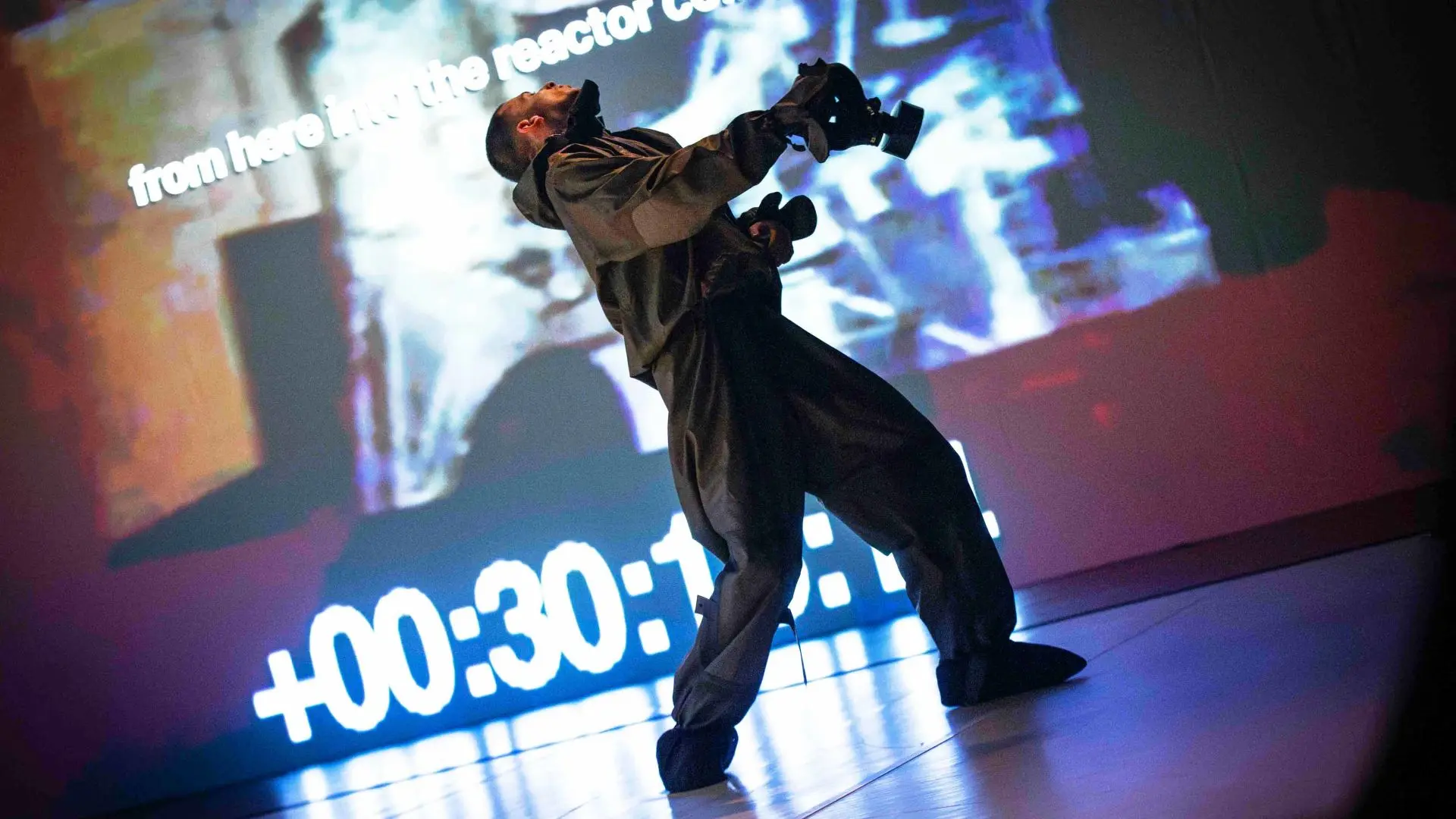 artiste seul sur scène avec fond mur projection vidéo