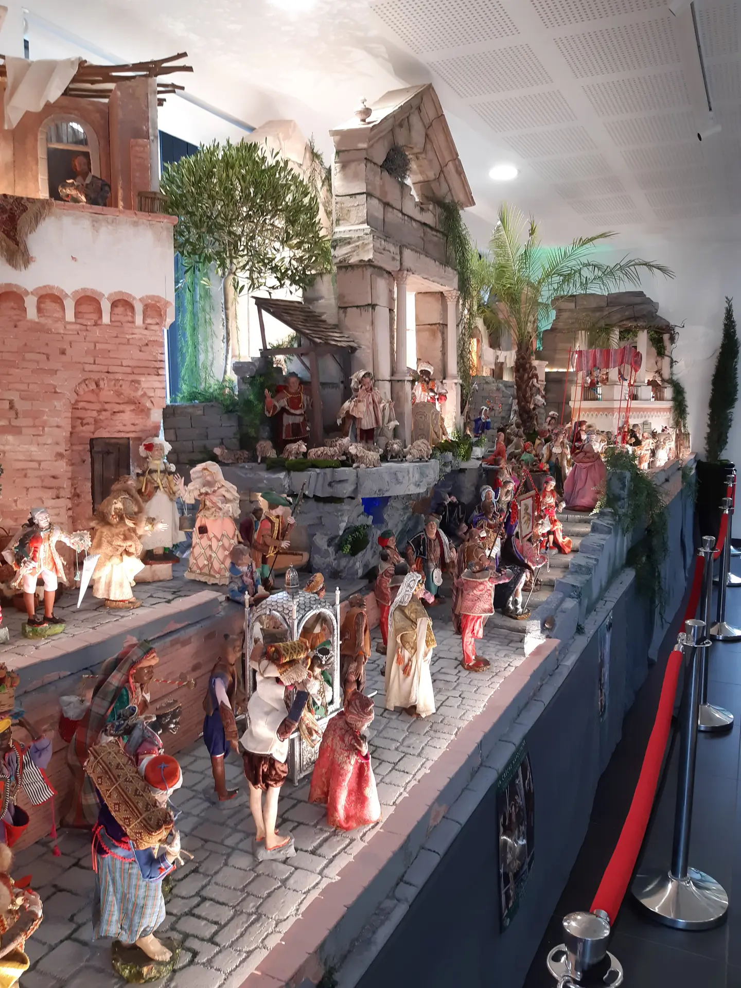 La Crèche napolitaine de Christian Léandre Ganga : entre exubérance baroque, dévotion populaire et théâtralité profane_Gassin