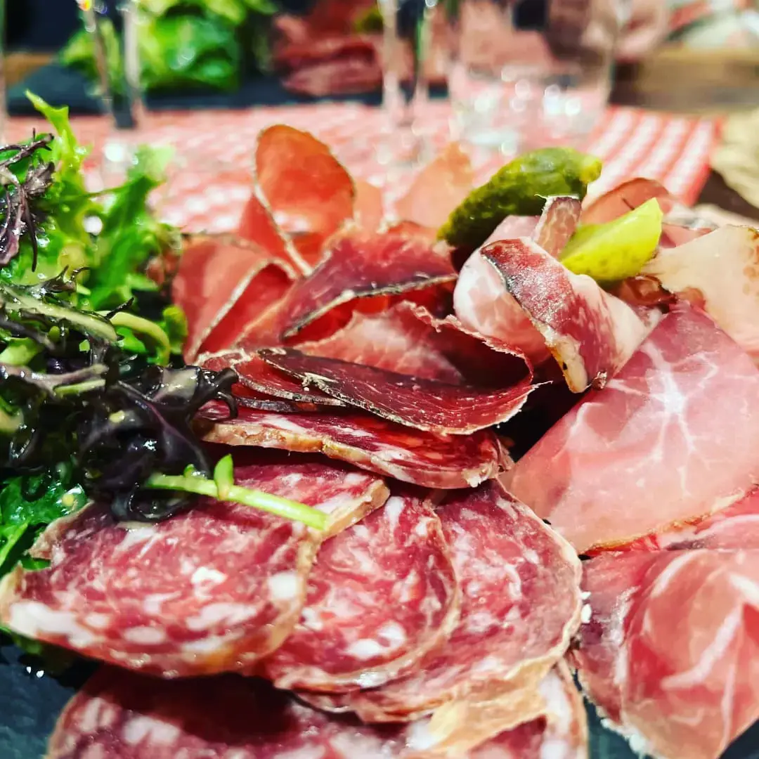 Venez goûter la succulente charcuterie maison du Clos aux Chèvres  les vendredis du 11 juillet au 22 août.