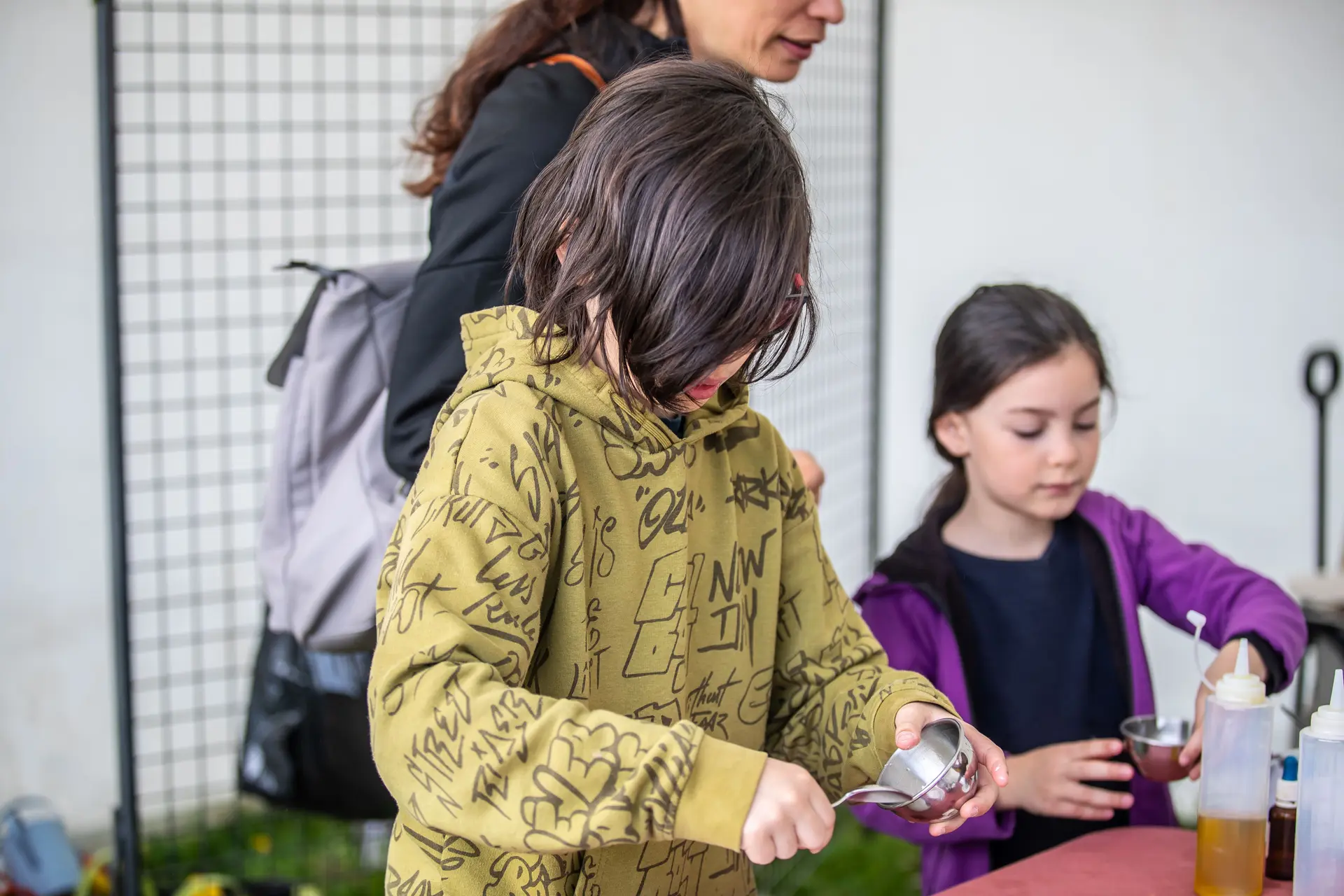 Une jeune fille en train de mélanger des plantes dans un pilon