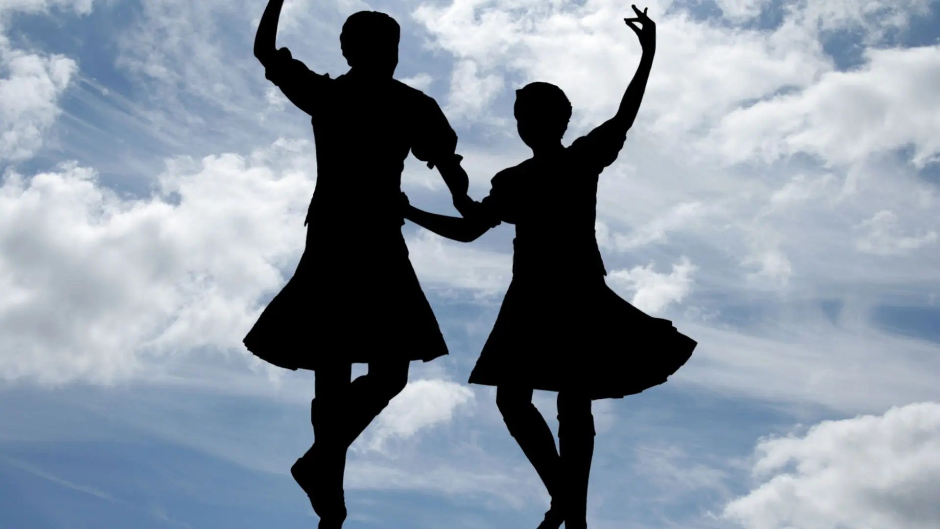 deux personnes qui dansent du folk