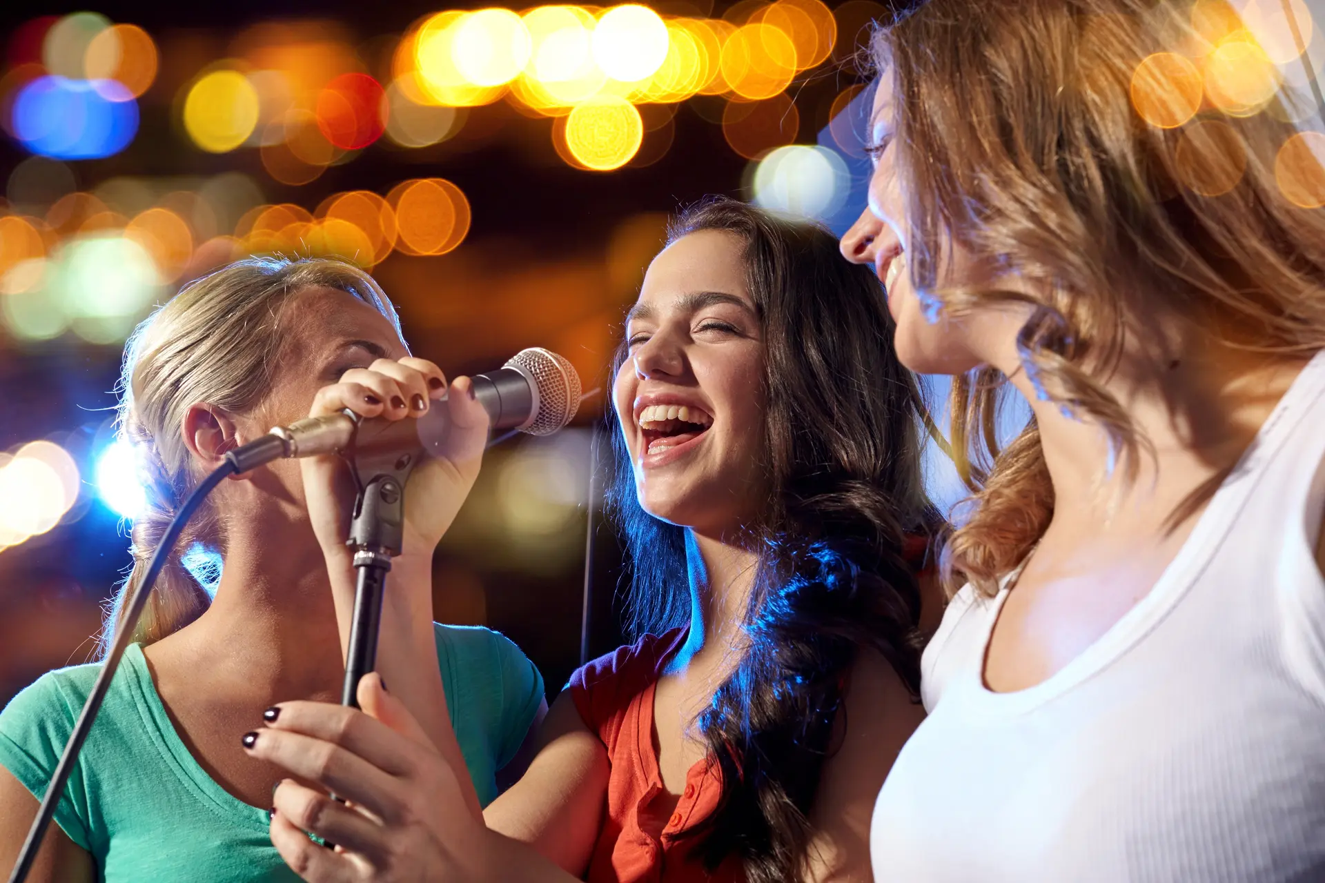 Jeunes femmes heureuses de chanter