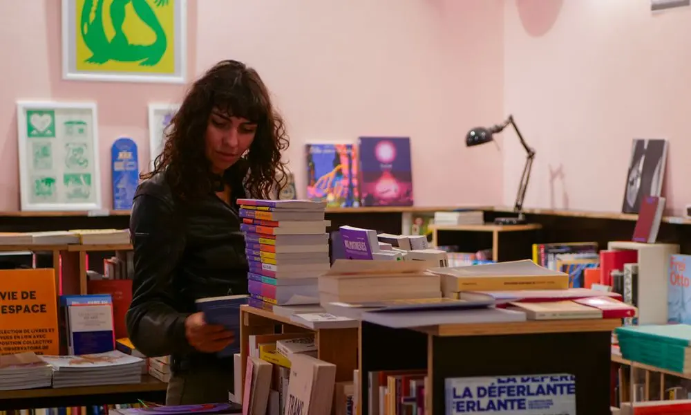 femmes dans une librairie