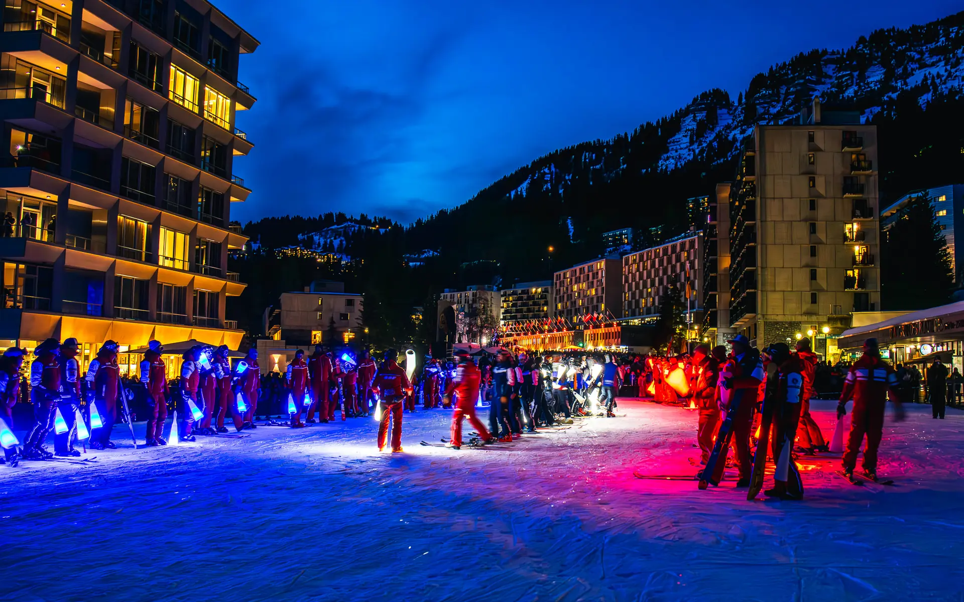 Arrivée de la descente aux flambeaux sur le bas de Flaine Forum