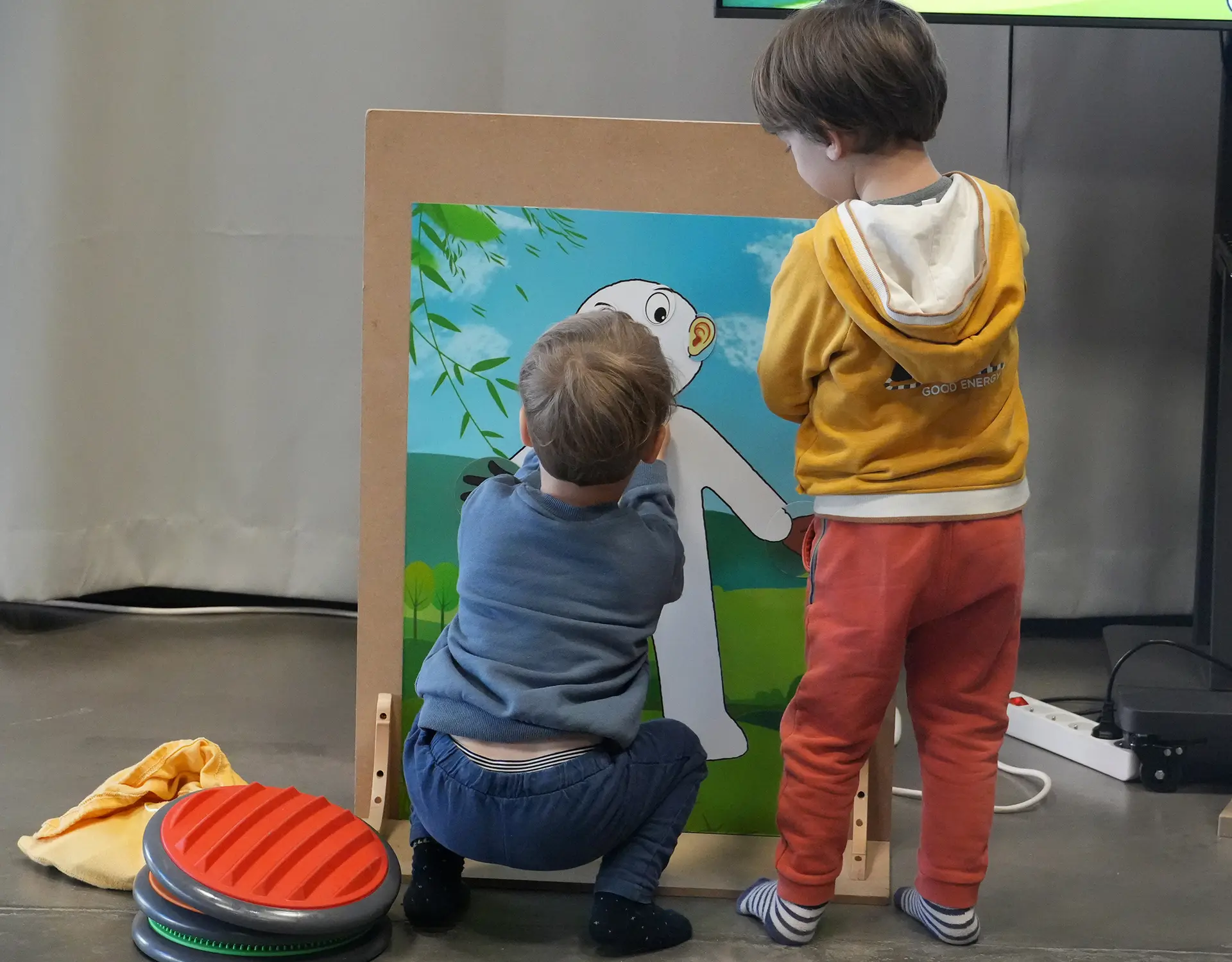 Deux enfants face à un tableau qu'ils doivent compléter