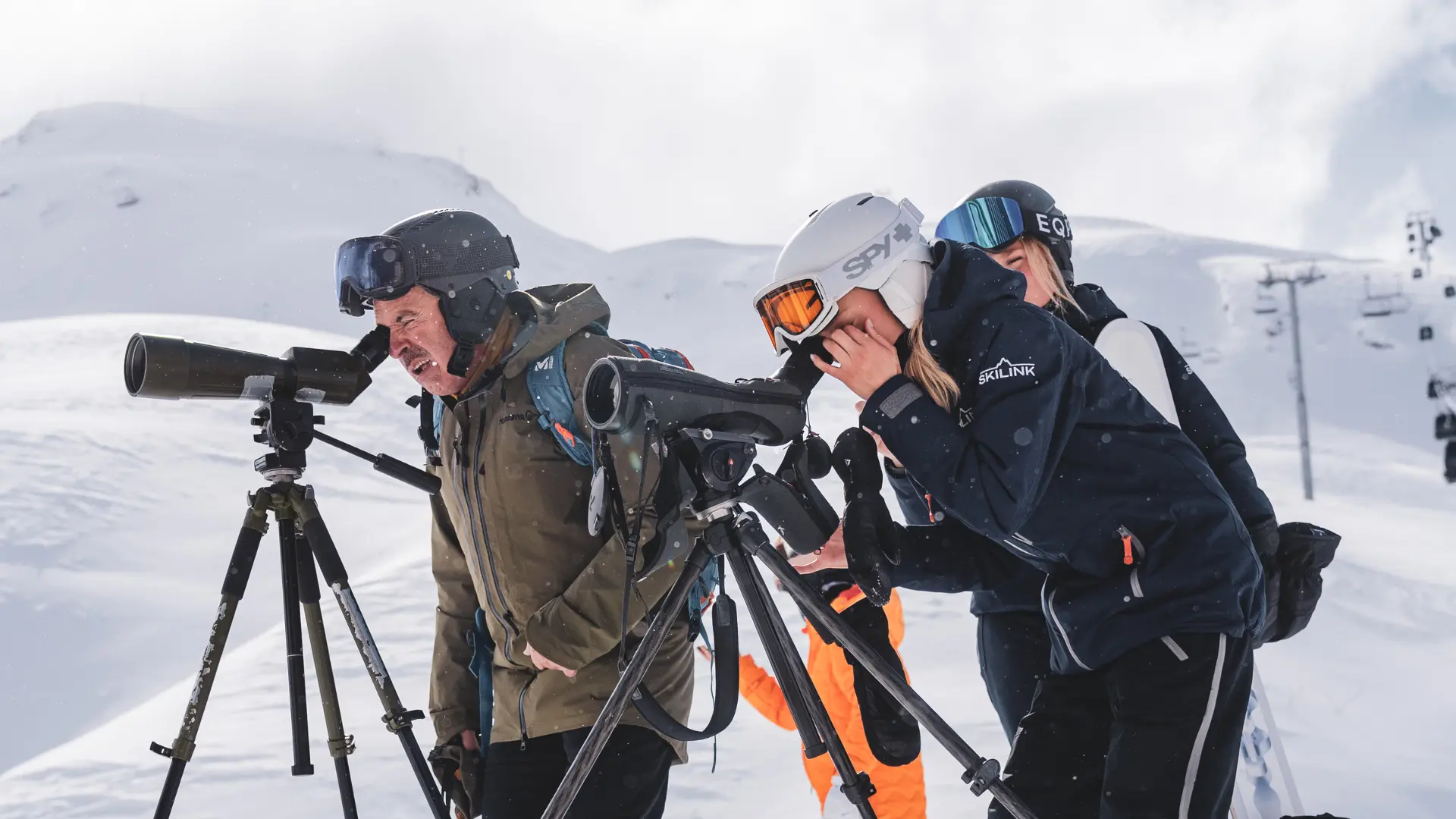 Observation de la faune hivernale à la longue-vue lors du rendez-vous avec les agents du Parc National de la Vanoise à Val d'Isère