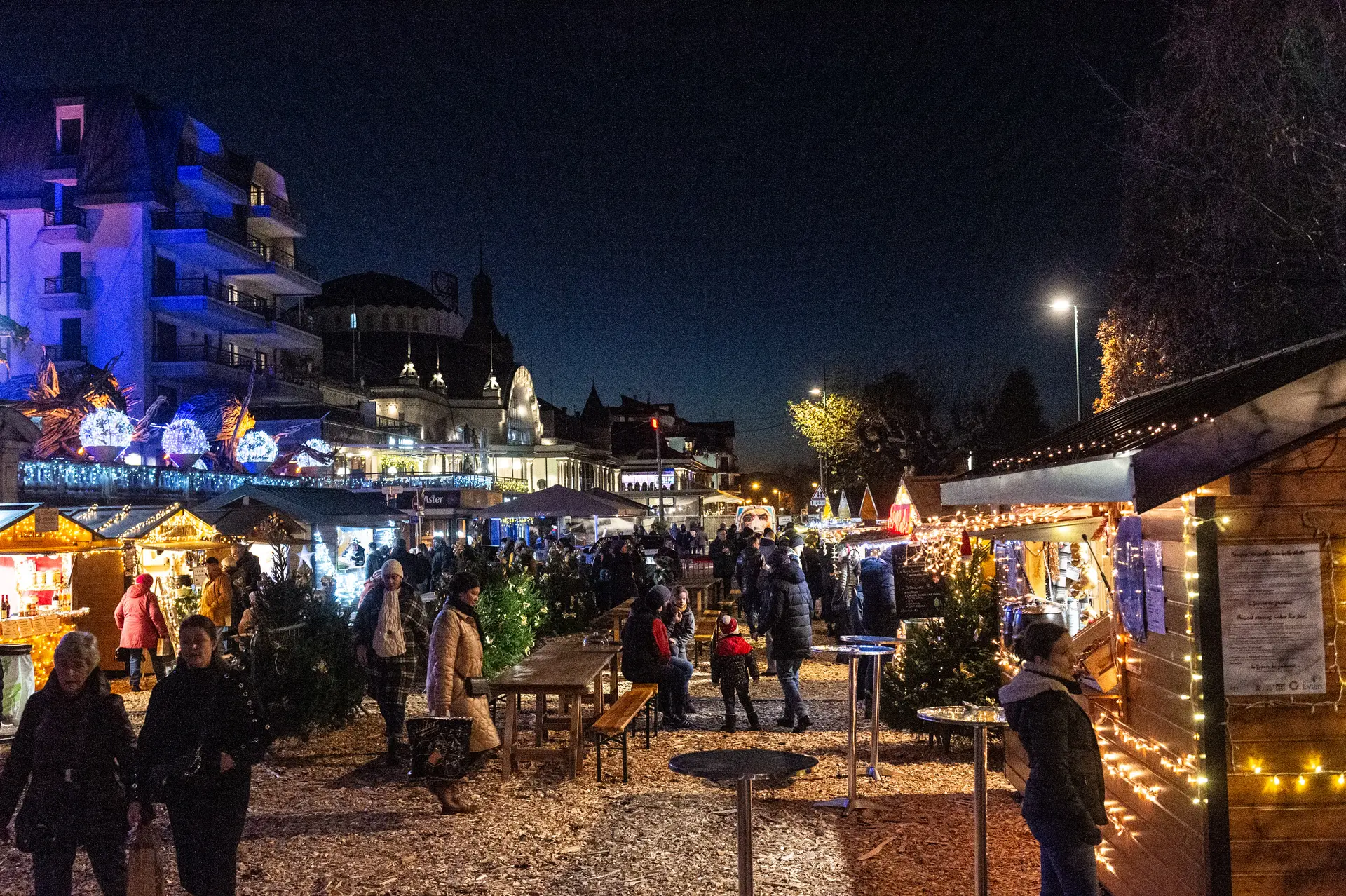 devant le Palais Lumière
