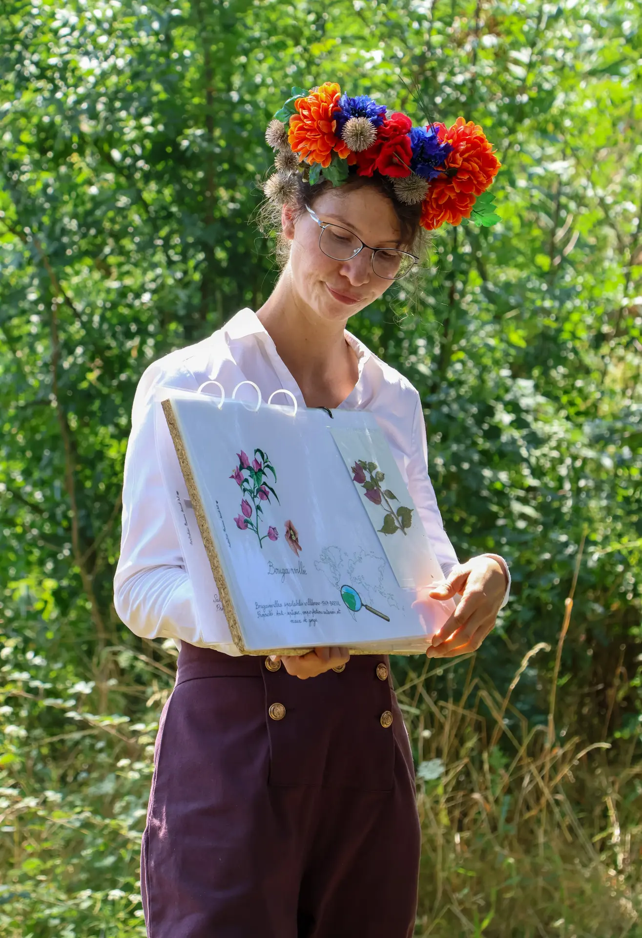 le personnage de Physalis montre un herbier
