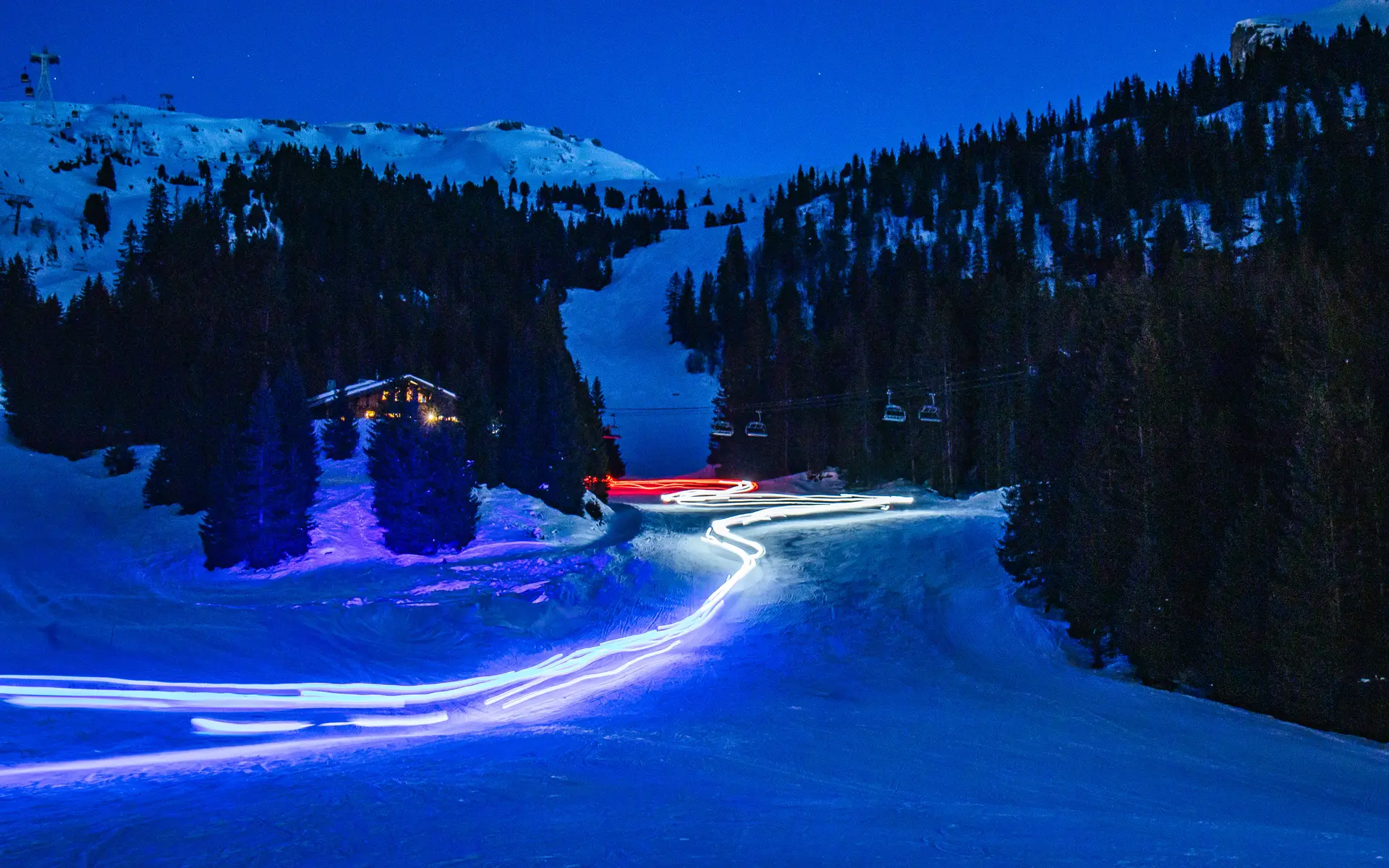 La descente aux flambeaux juste avant son arrivée sur Flaine Forum