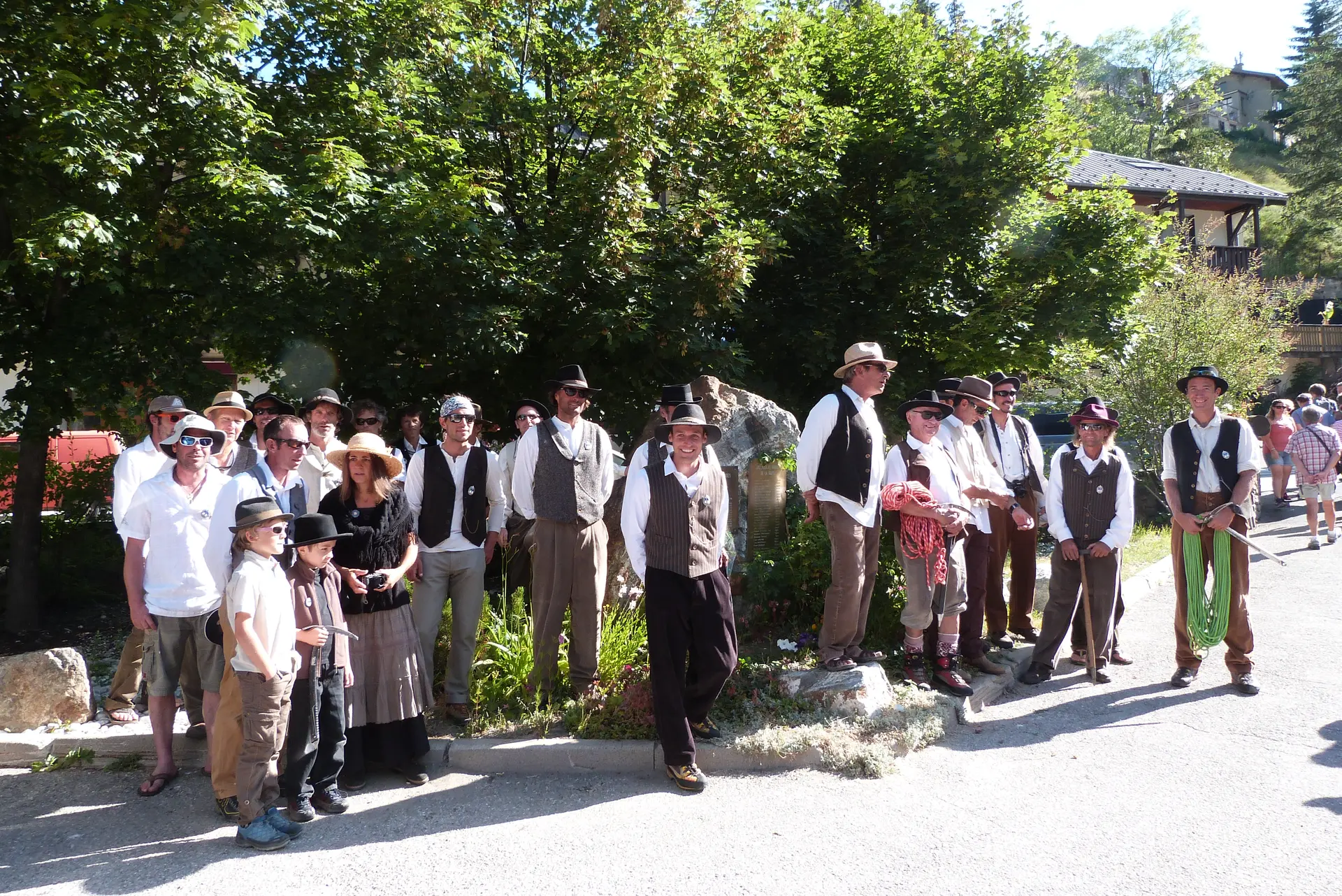 Dépose de la gerbe de fleurs à la mémoire des anciens guides devant le bureau des guides de La Grave
