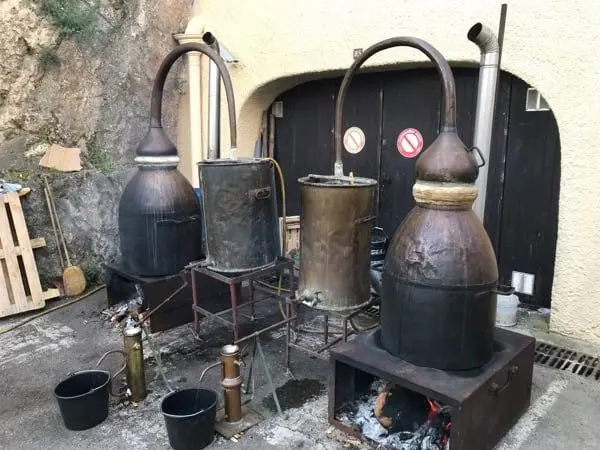 Alambique et distillation de la lavande aspic