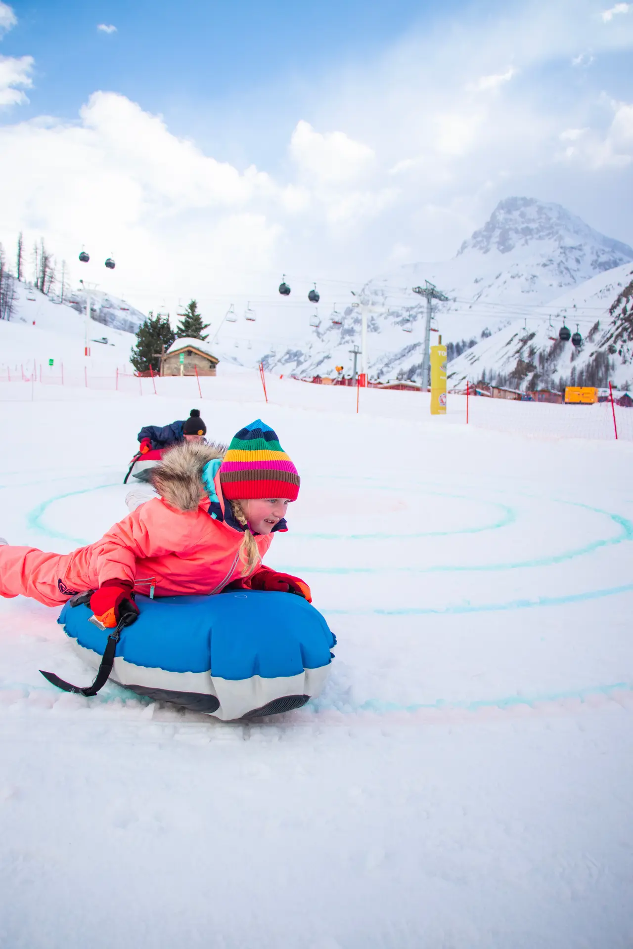 Curling humain en famille à Val d'Isère en hiver sur la piste de la Savonnette
