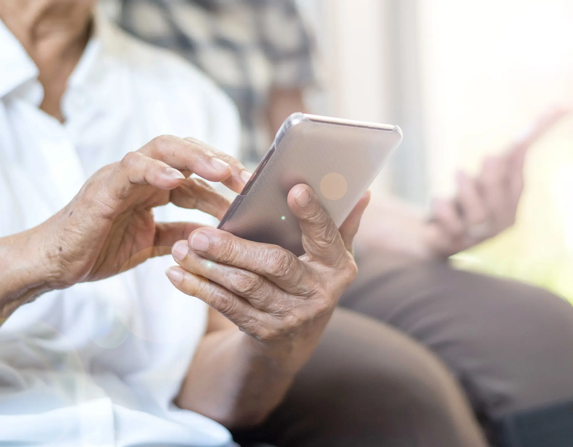 Des séniors ont en main leur smartphone
