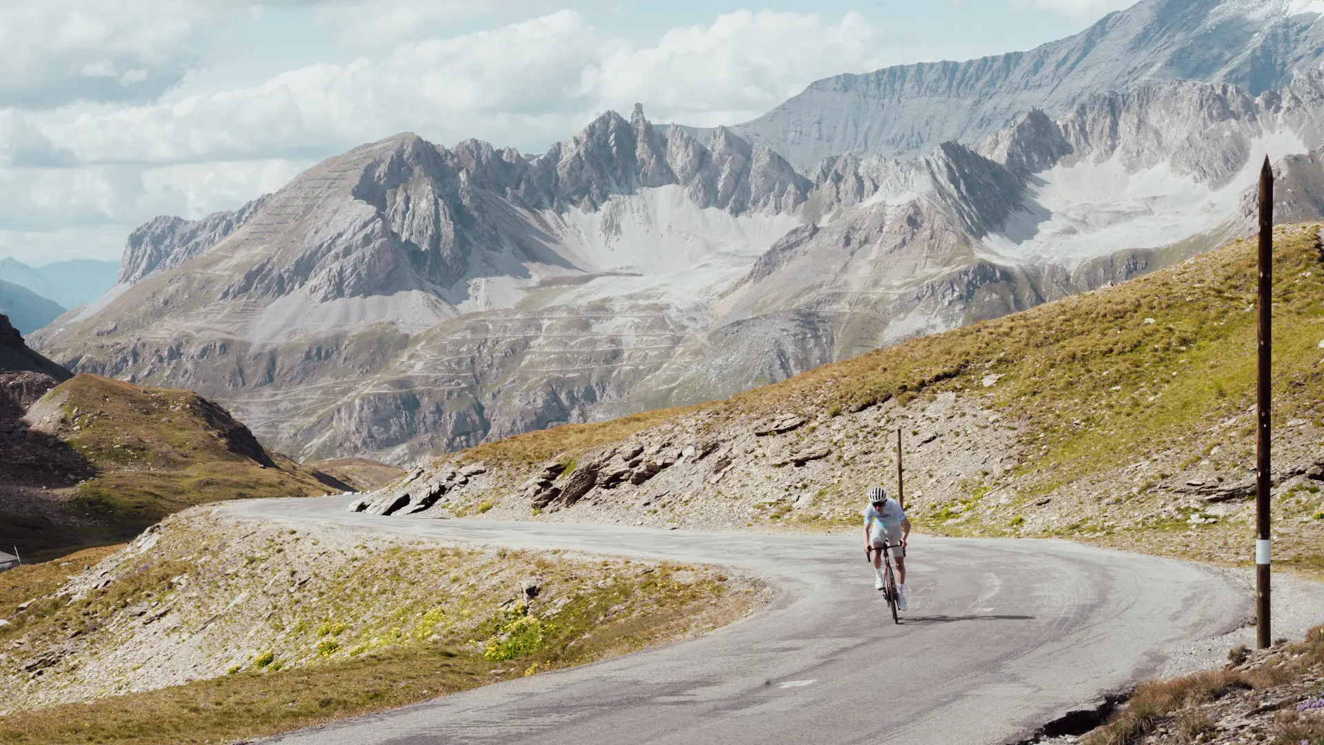 Cycliste dans le col de l'Iseran