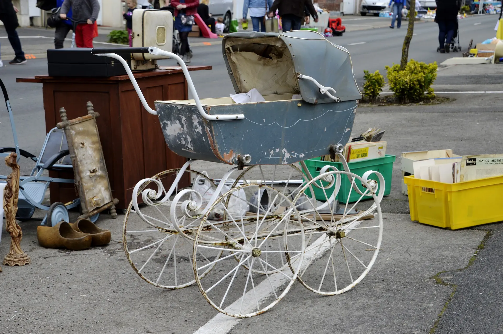 Photo représentant des articles à un vide grenier