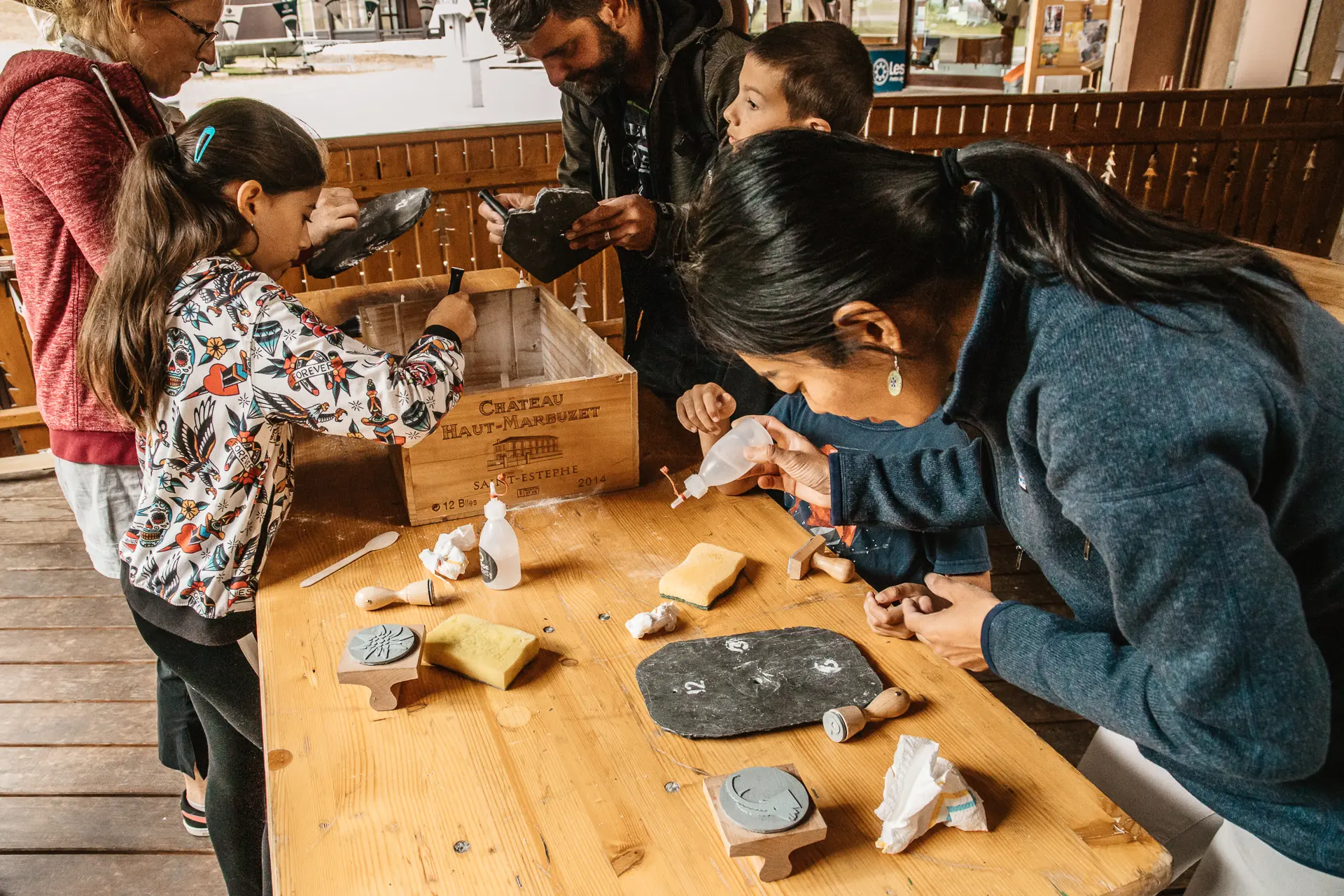 Atelier horloge sur ardoise