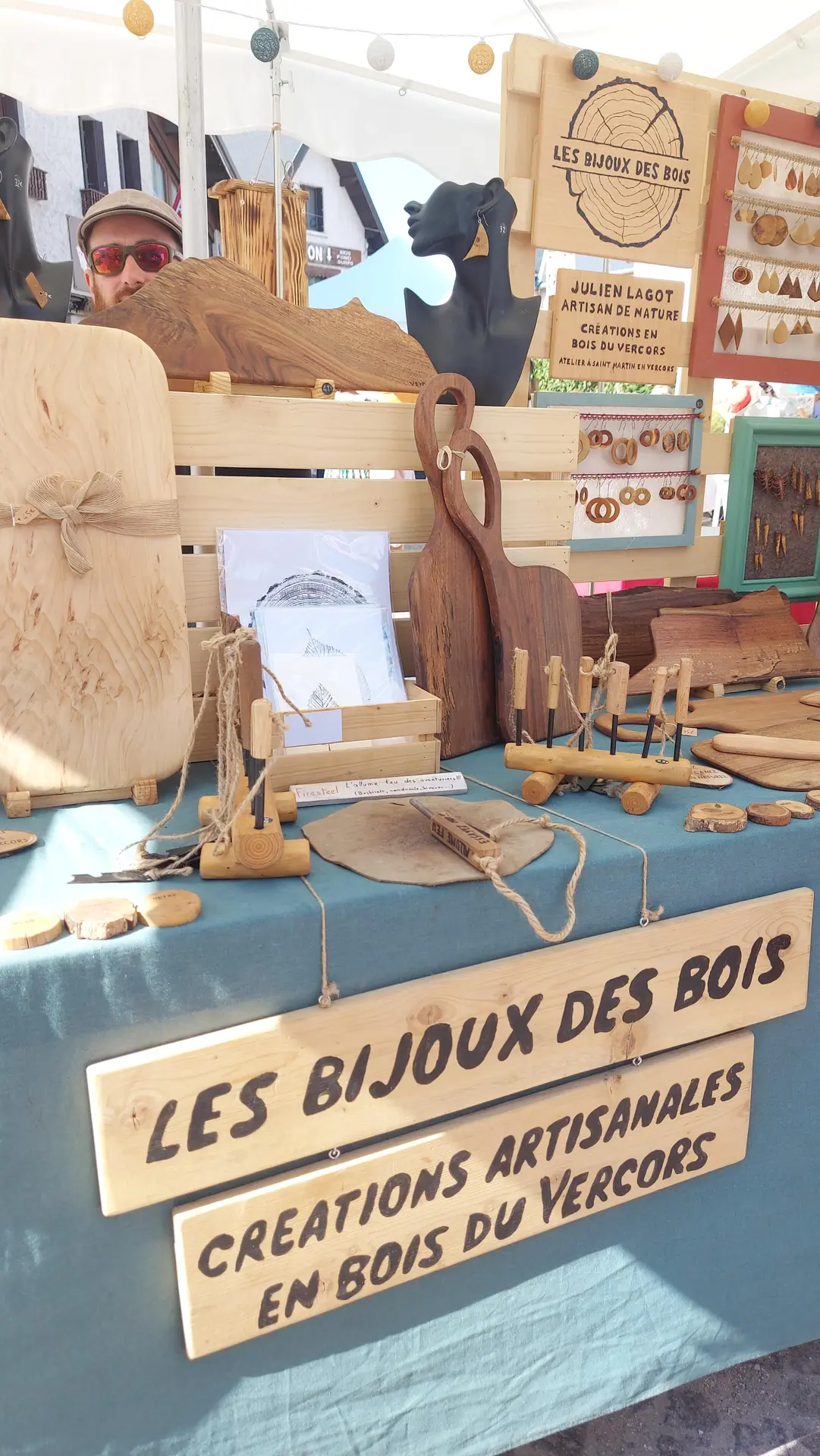 Un stand de bijoux en bois